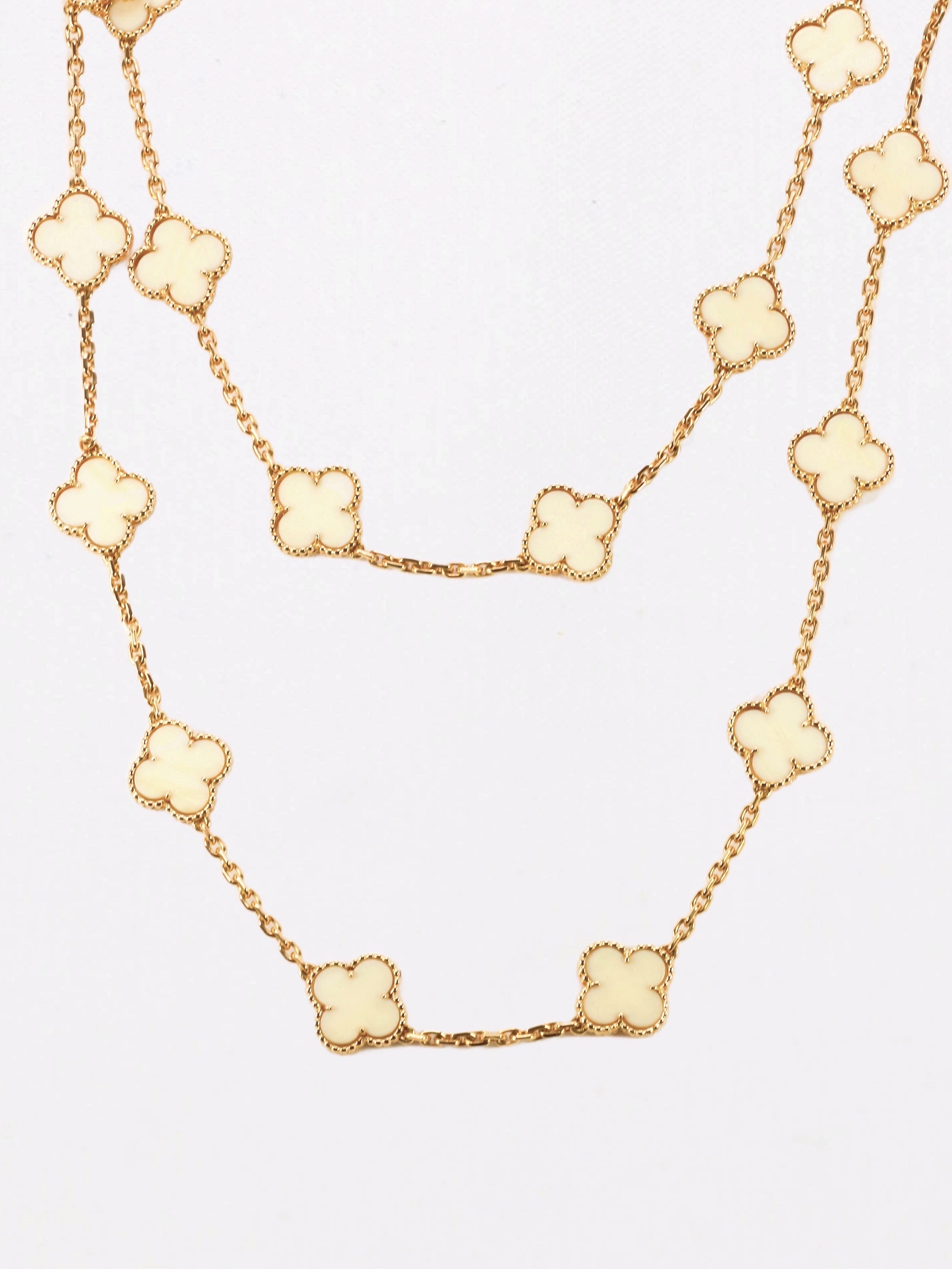 Collier vintage Alhambra Van Cleef & Arpels or jaune ivoire
Van Cleef & Arpels - Sautoir modèle Alhambra en or 18k (750°/°°) à motif quadrilobé en ivoire dans un entourage d’or torsadé. Travail français des années 1970. Signé VCA B4050V1XX et numéroté.
Longueur : 80 cm
Largeur : 1,7 cm
Poids brut : 44,31 grammes