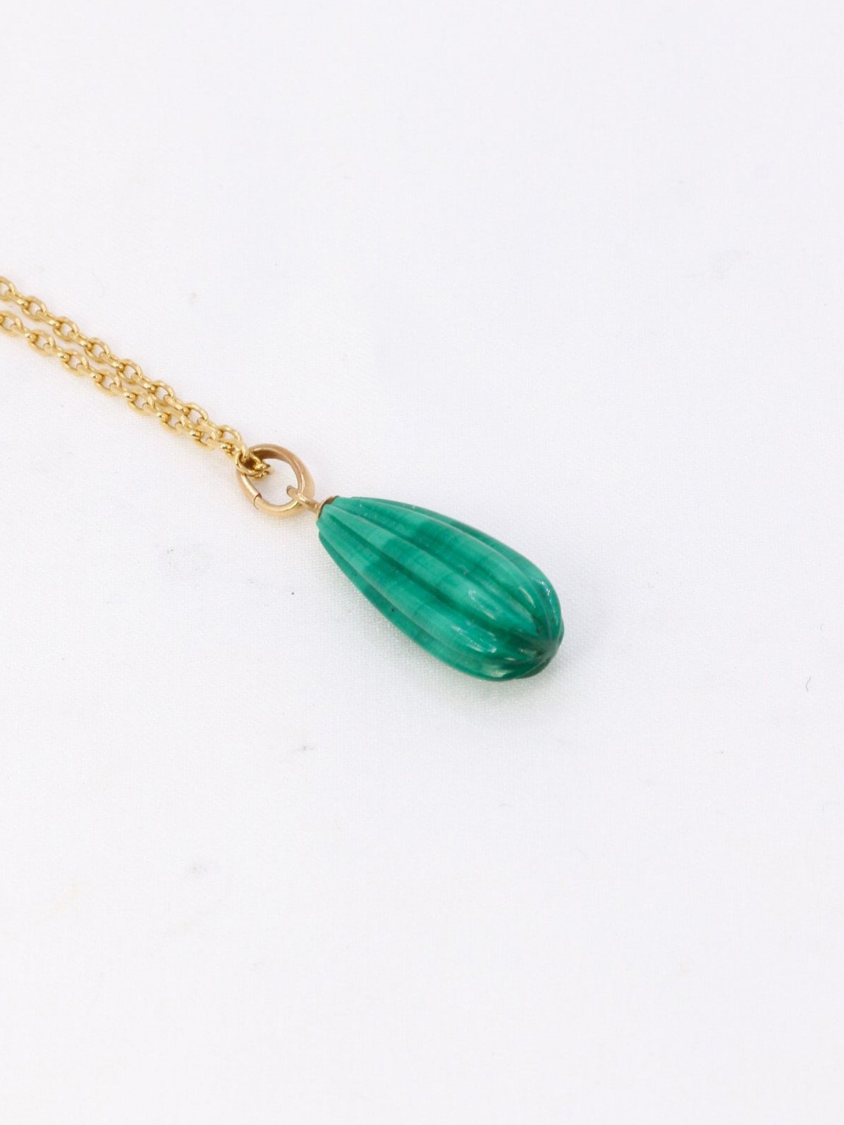Pendentif vintage or jaune malachite
Pendentif en or 18k (750°/°°) composé d’une bélière et d’une malachite piriforme godronnée. Travail français vintage. Trace de poinçon tête d’aigle pour l’or 18 carats et présence d’un poinçon de fabricant (société SB et un diamant).
Hauteur bélière compris : 2,5 cm
Largeur : 1 cm
Poids brut : 2,11 grammes