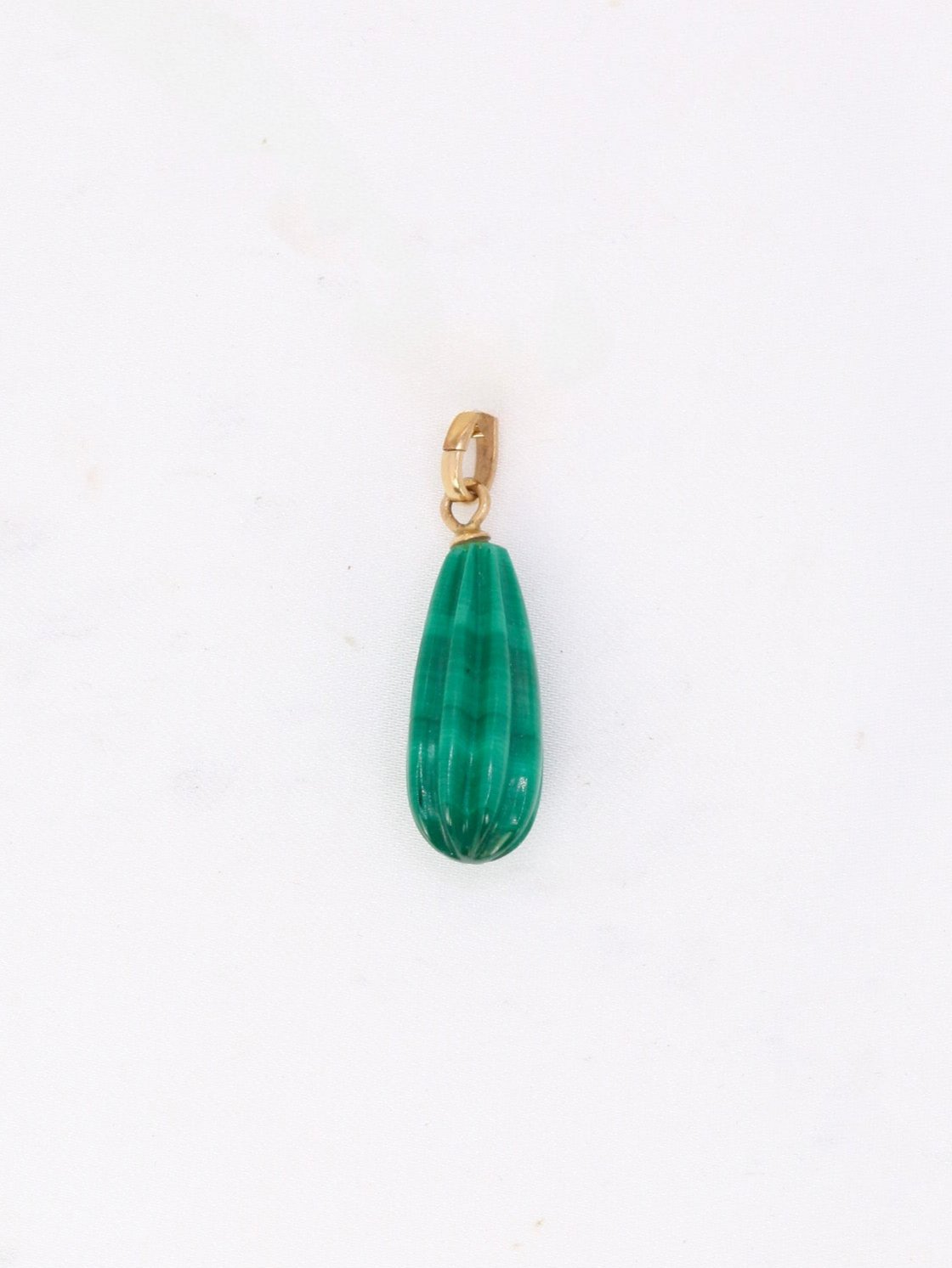 Pendentif vintage or jaune malachite
Pendentif en or 18k (750°/°°) composé d’une bélière et d’une malachite piriforme godronnée. Travail français vintage. Trace de poinçon tête d’aigle pour l’or 18 carats et présence d’un poinçon de fabricant (société SB et un diamant).
Hauteur bélière compris : 2,5 cm
Largeur : 1 cm
Poids brut : 2,11 grammes