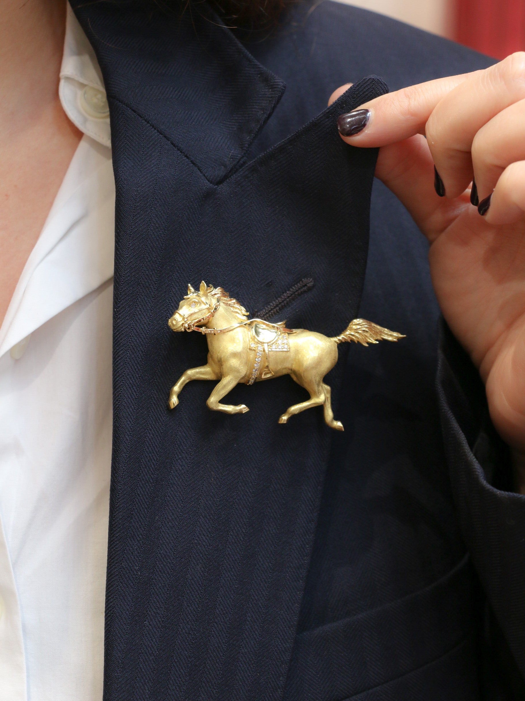 Broche animalière cheval en or jaune et diamants