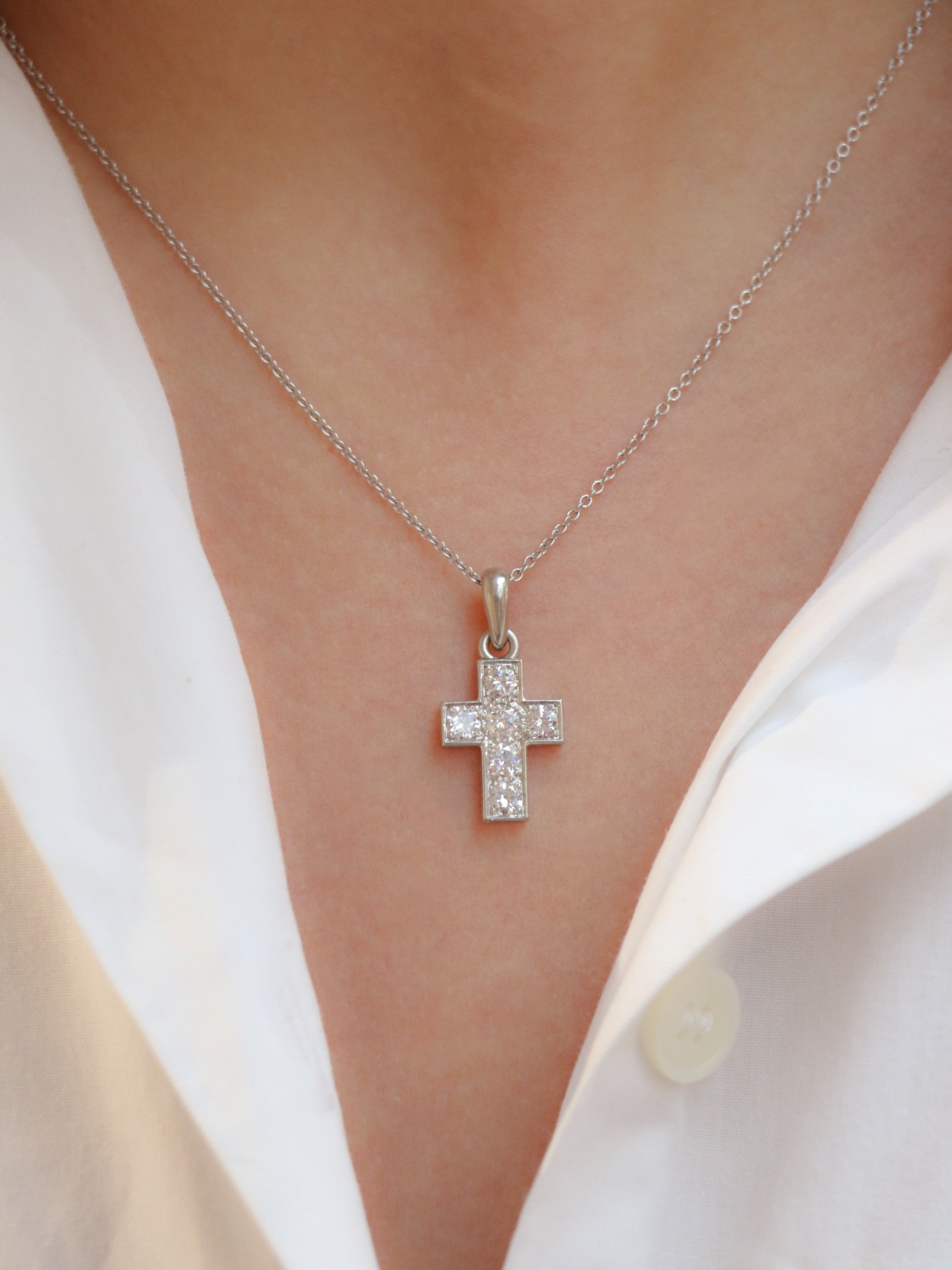 Pendentif croix vintage en or blanc et diamants taille brillant 1 ct