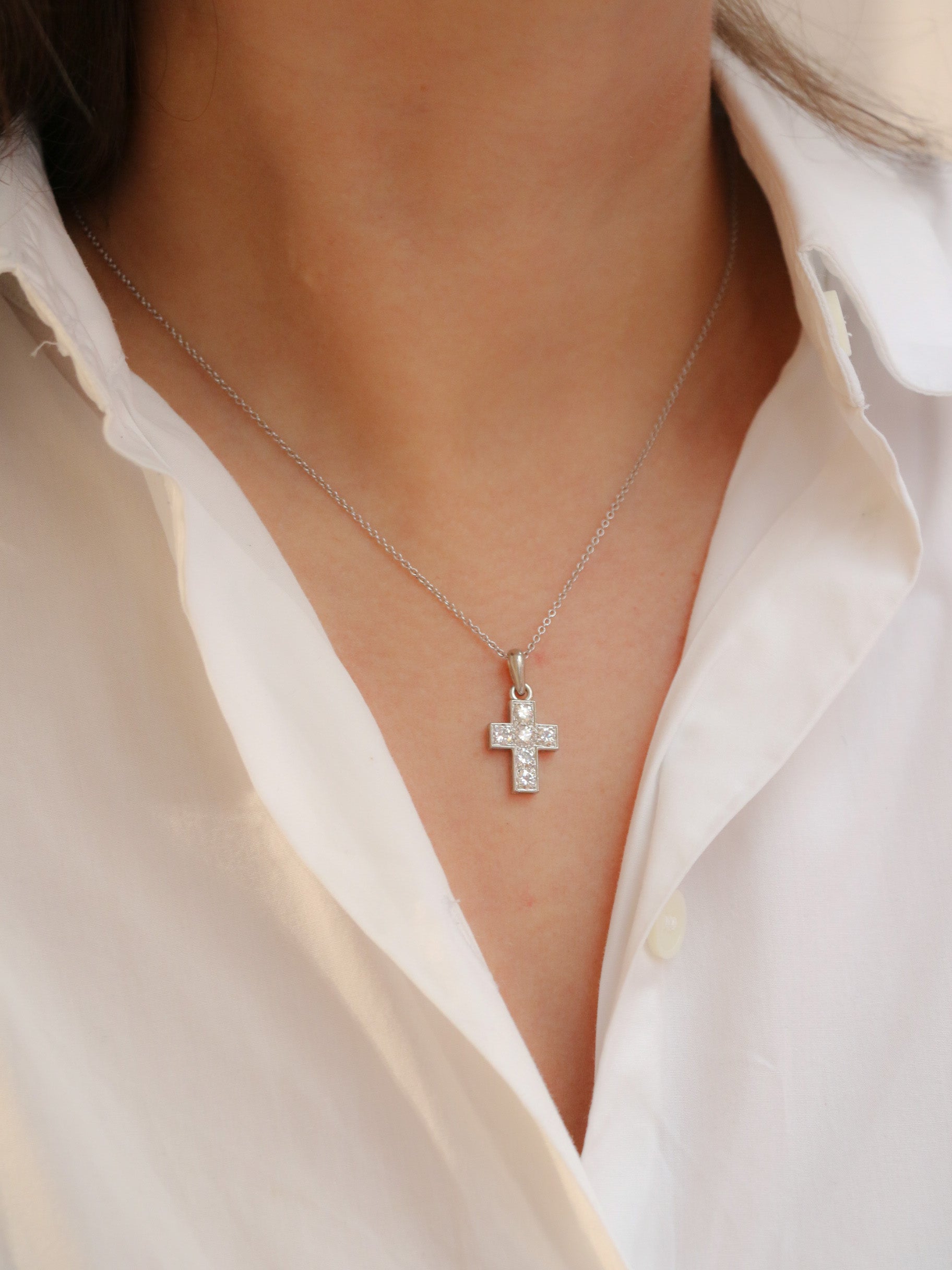 Pendentif croix vintage en or blanc et diamants taille brillant 1 ct