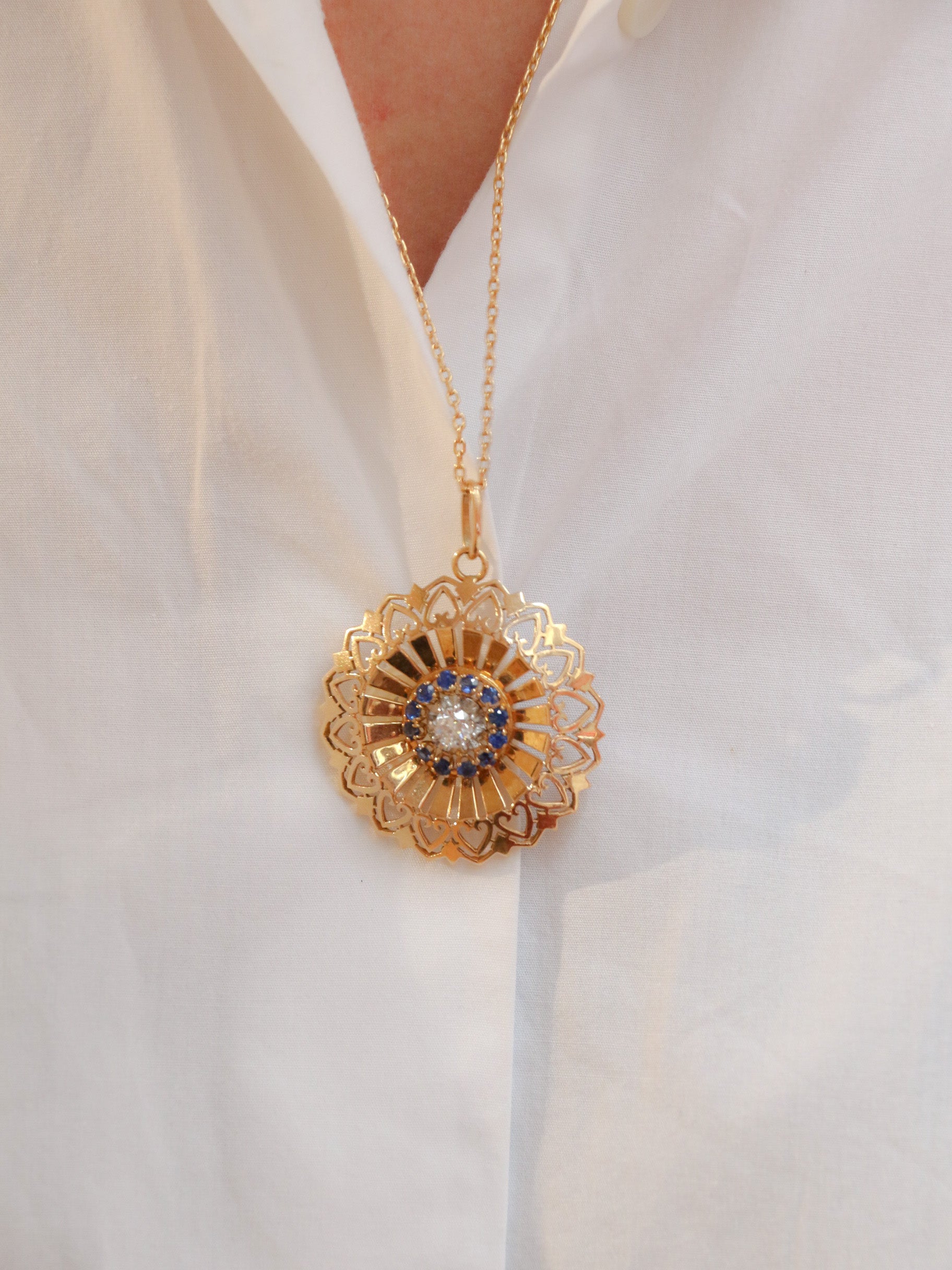 Pendentif rond vintage en or jaune, diamant et saphirs