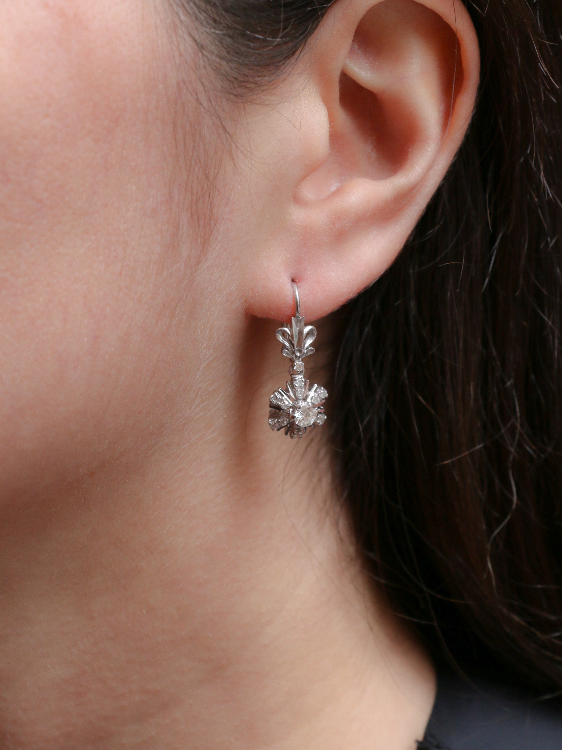 Paire de dormeuses vintage en or et diamants