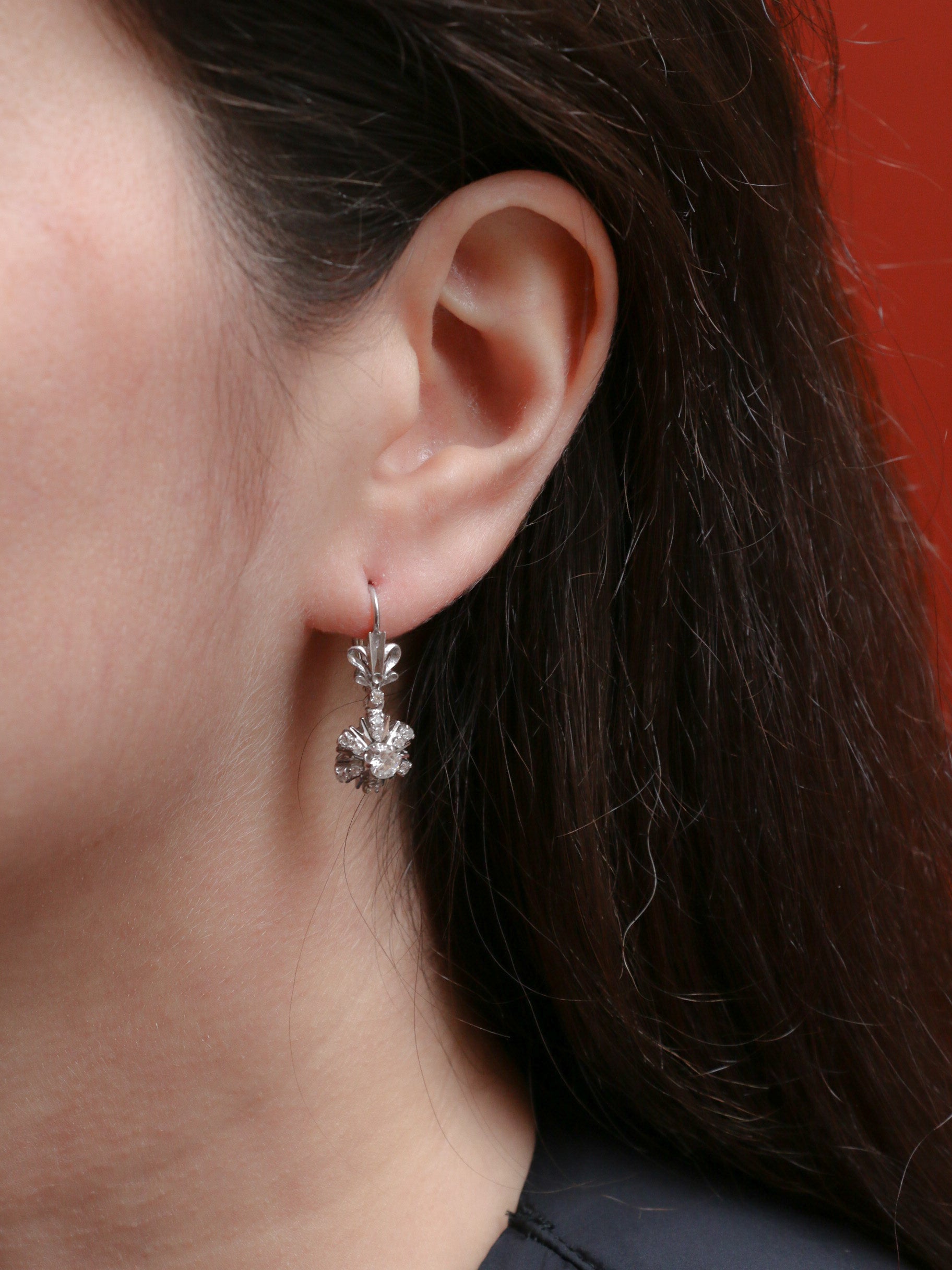 Paire de dormeuses vintage en or et diamants