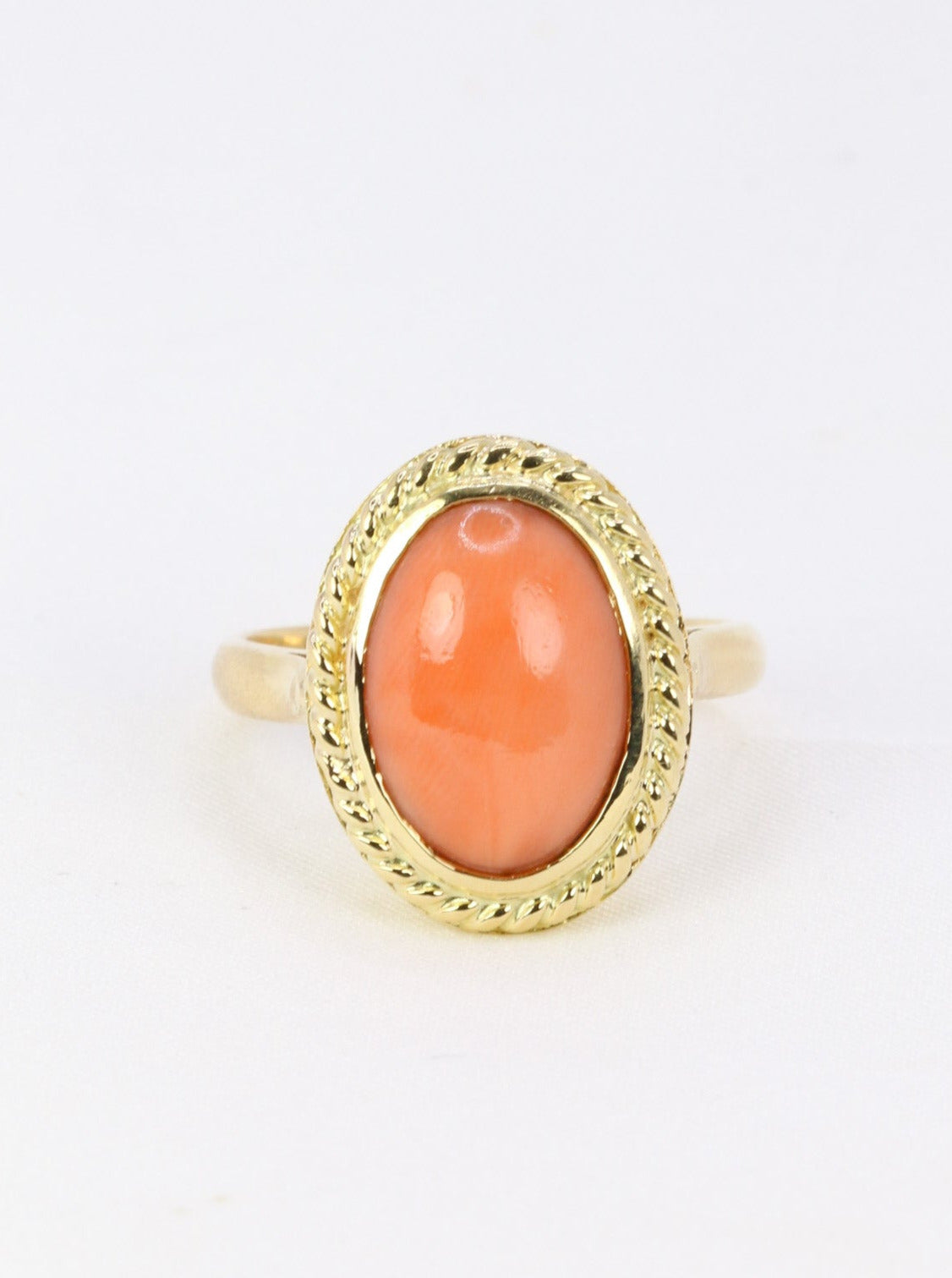 Bague vintage en or jaune et cabochon de corail peau d’ange