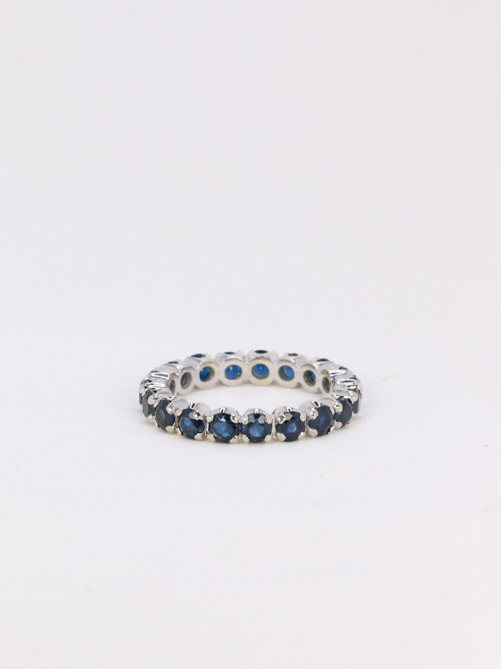 Alliance américaine vintge en or blanc et saphirs