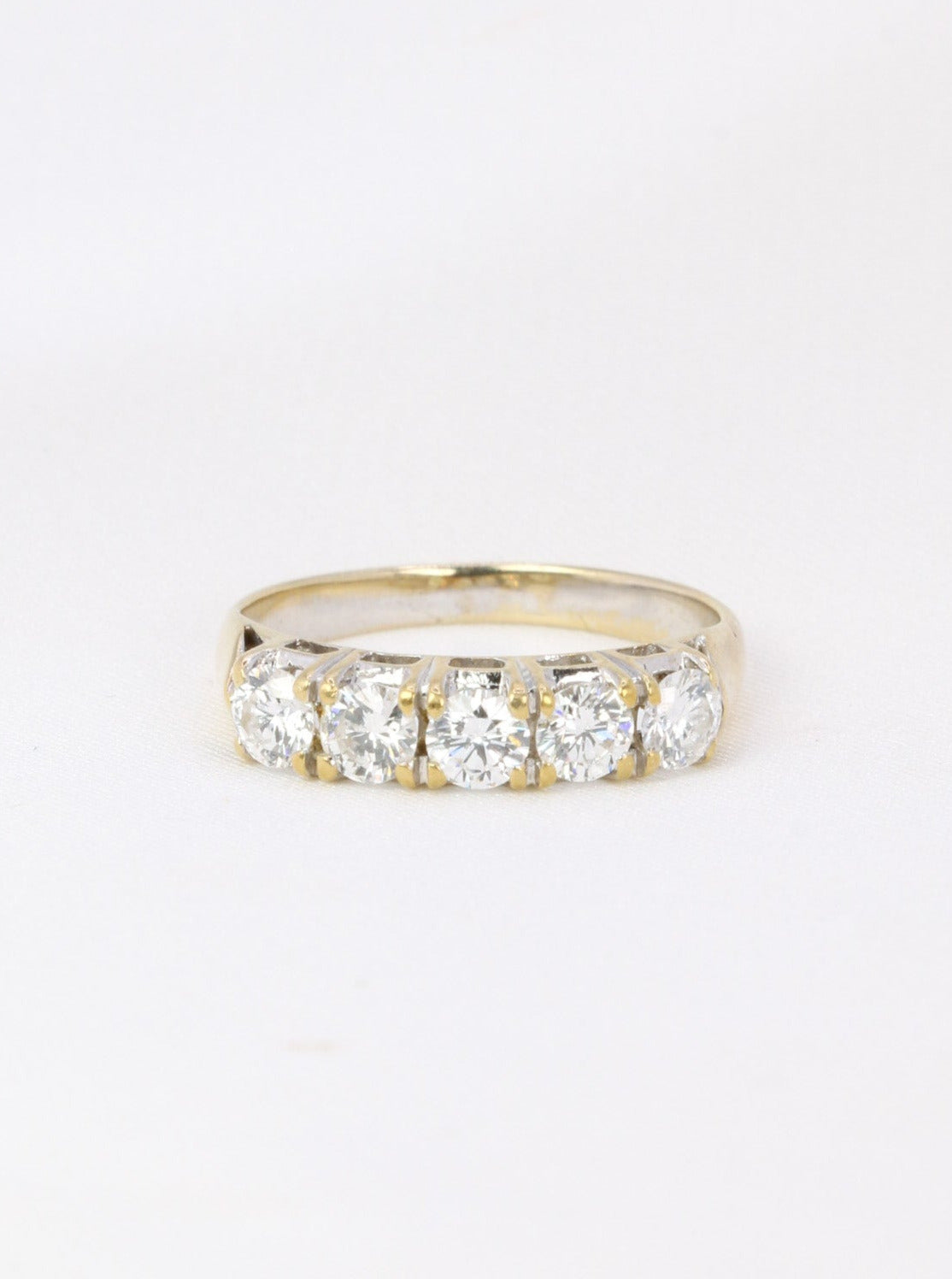 Bague jarretière en or blanc et diamants 0,75 ct