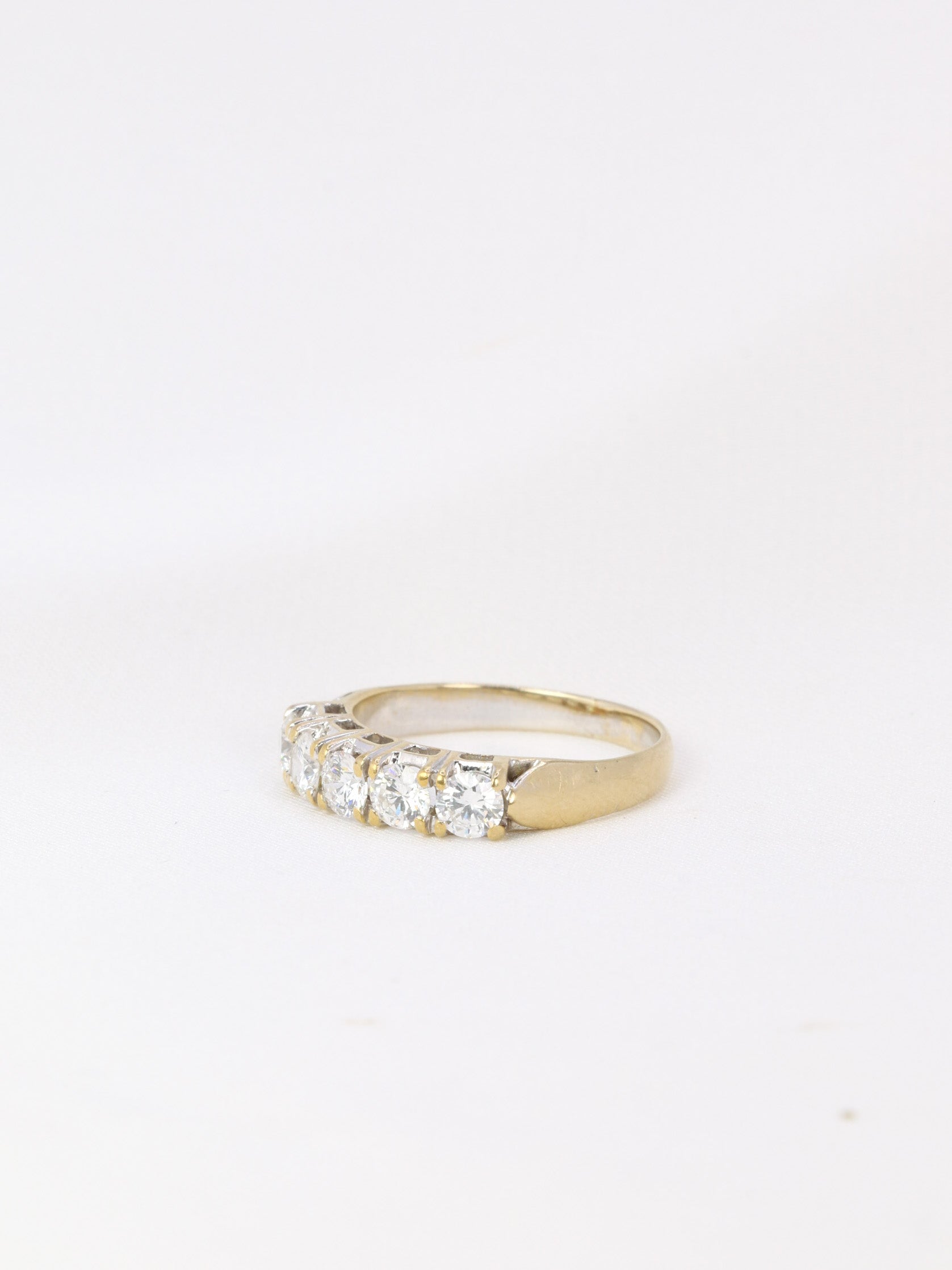 Bague jarretière en or blanc et diamants 0,75 ct