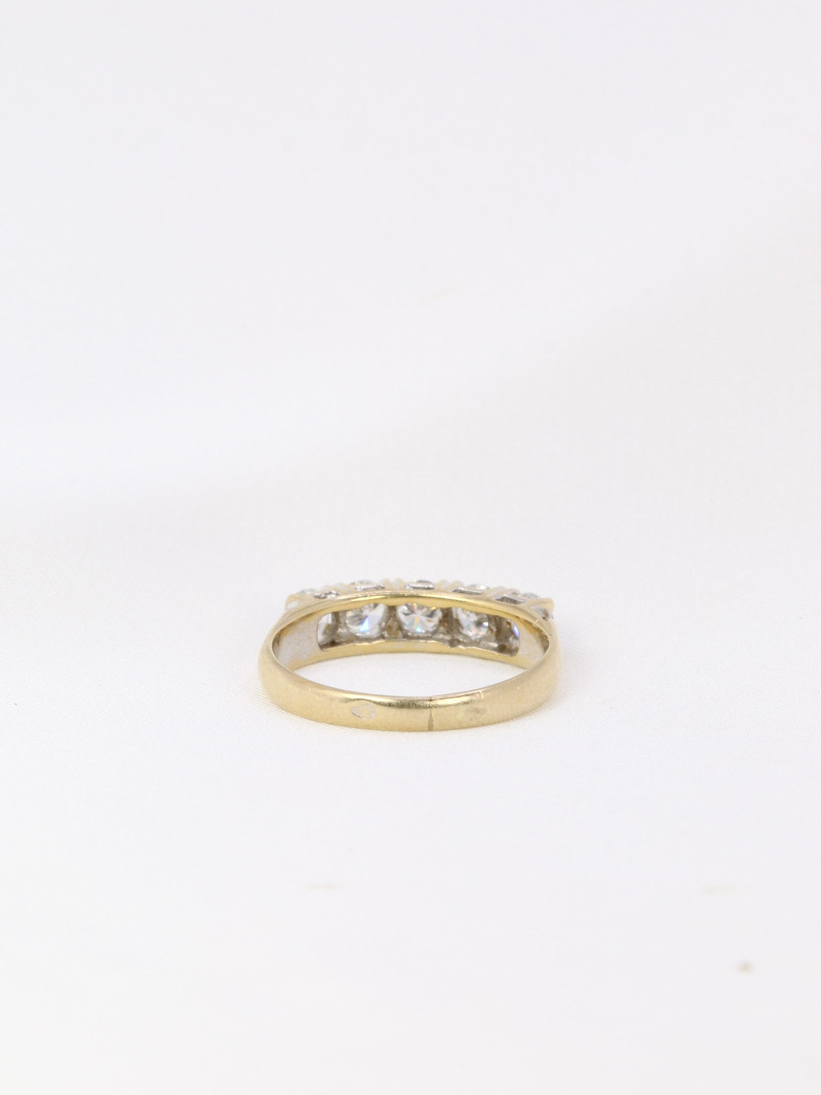 Bague jarretière en or blanc et diamants 0,75 ct