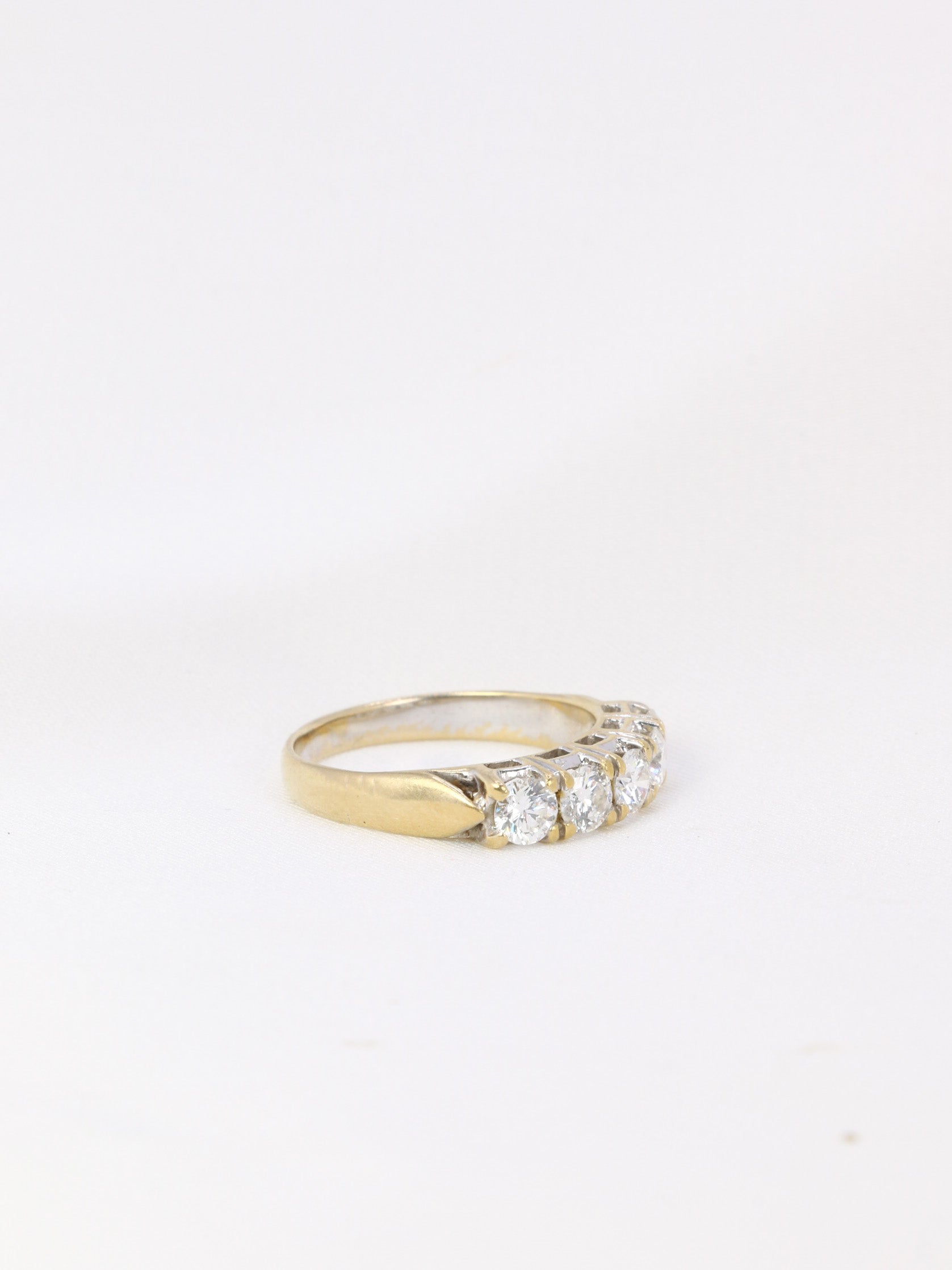 Bague jarretière en or blanc et diamants 0,75 ct