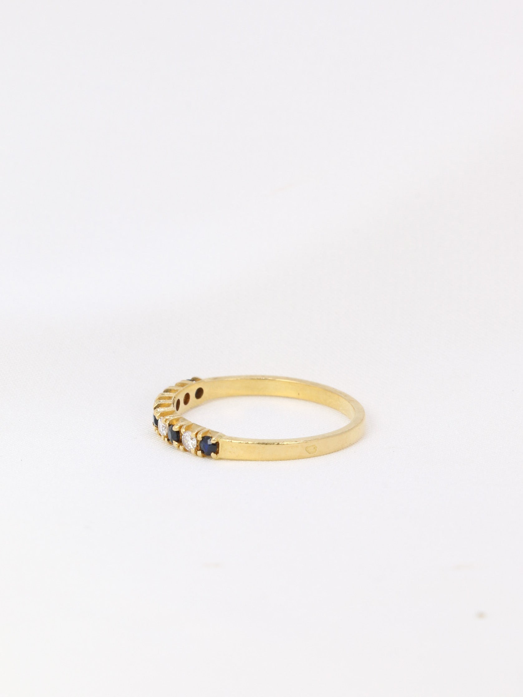 Demi-Alliance américaine en or jaune, diamants et saphirs