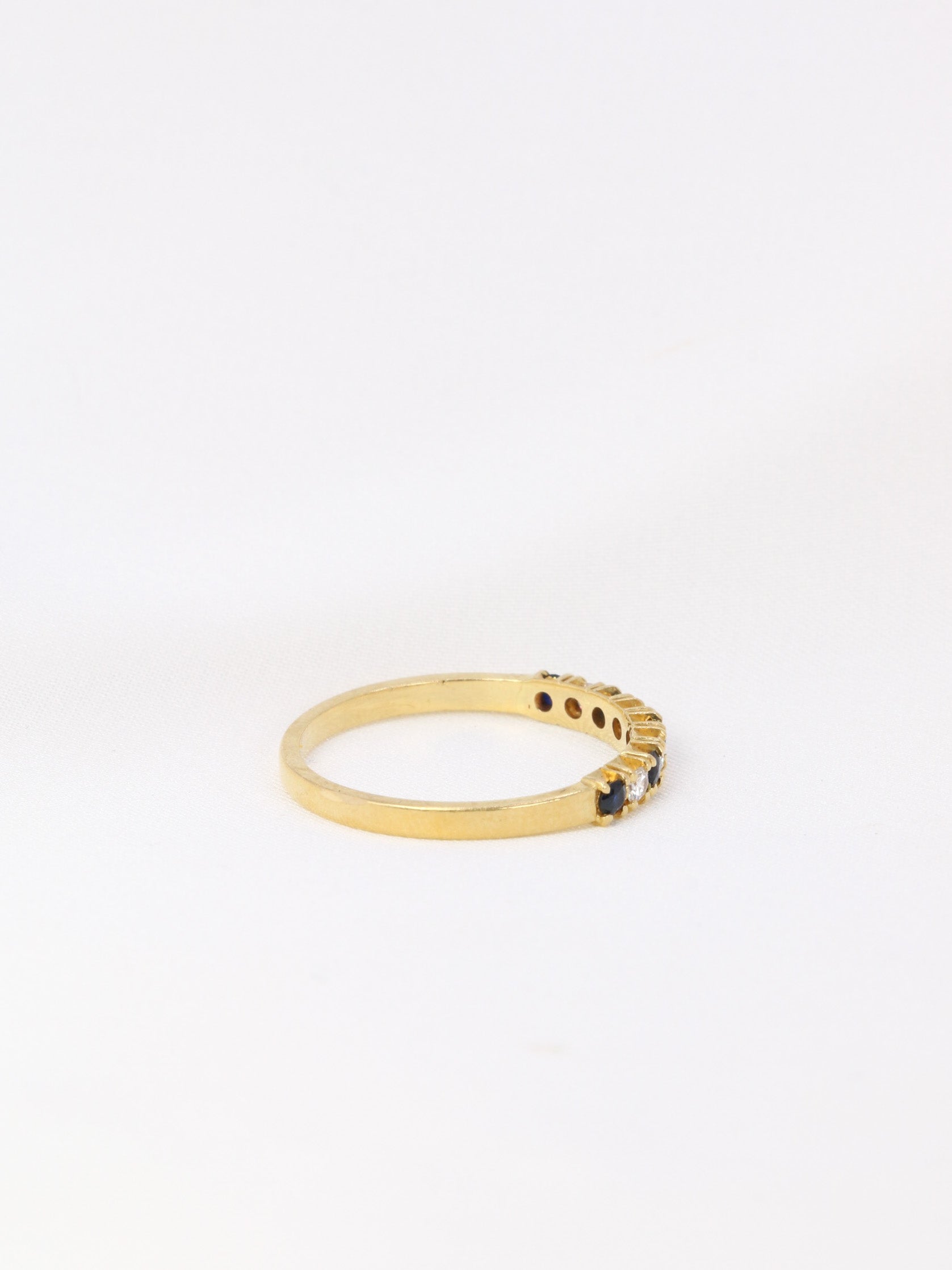 Demi-Alliance américaine en or jaune, diamants et saphirs