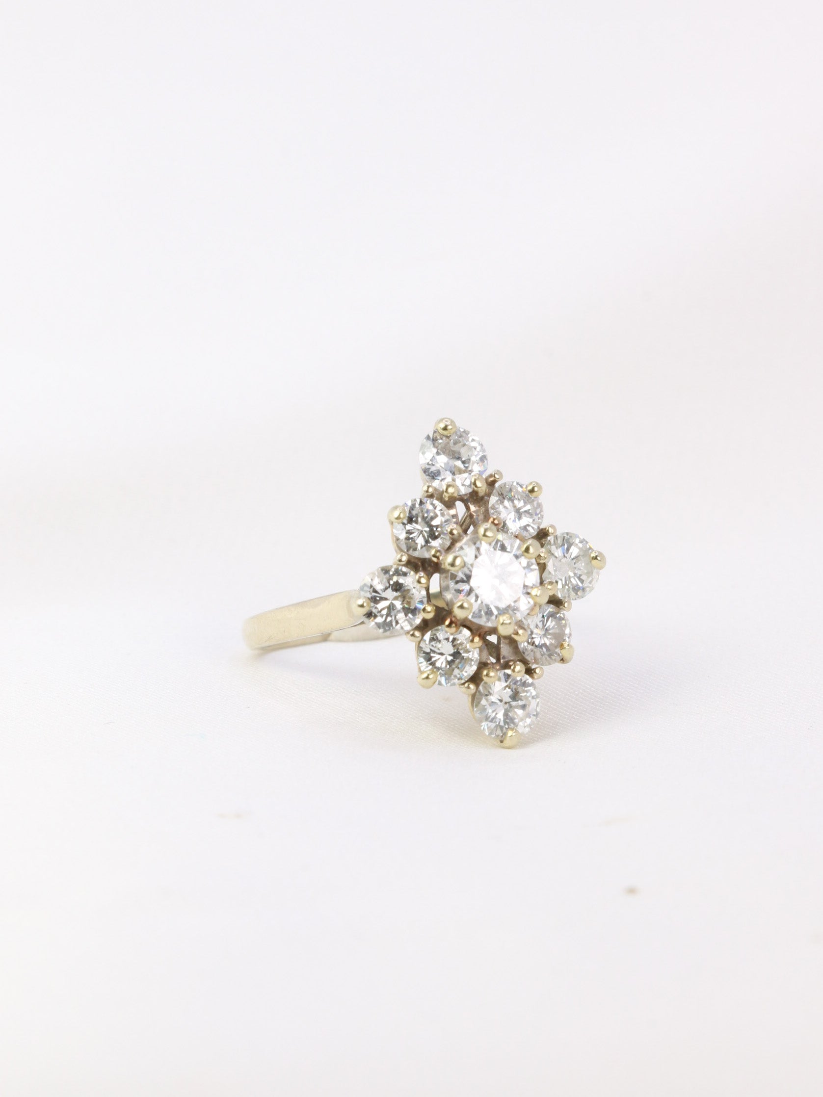 Bague vintage marquise en or blanc et diamants
