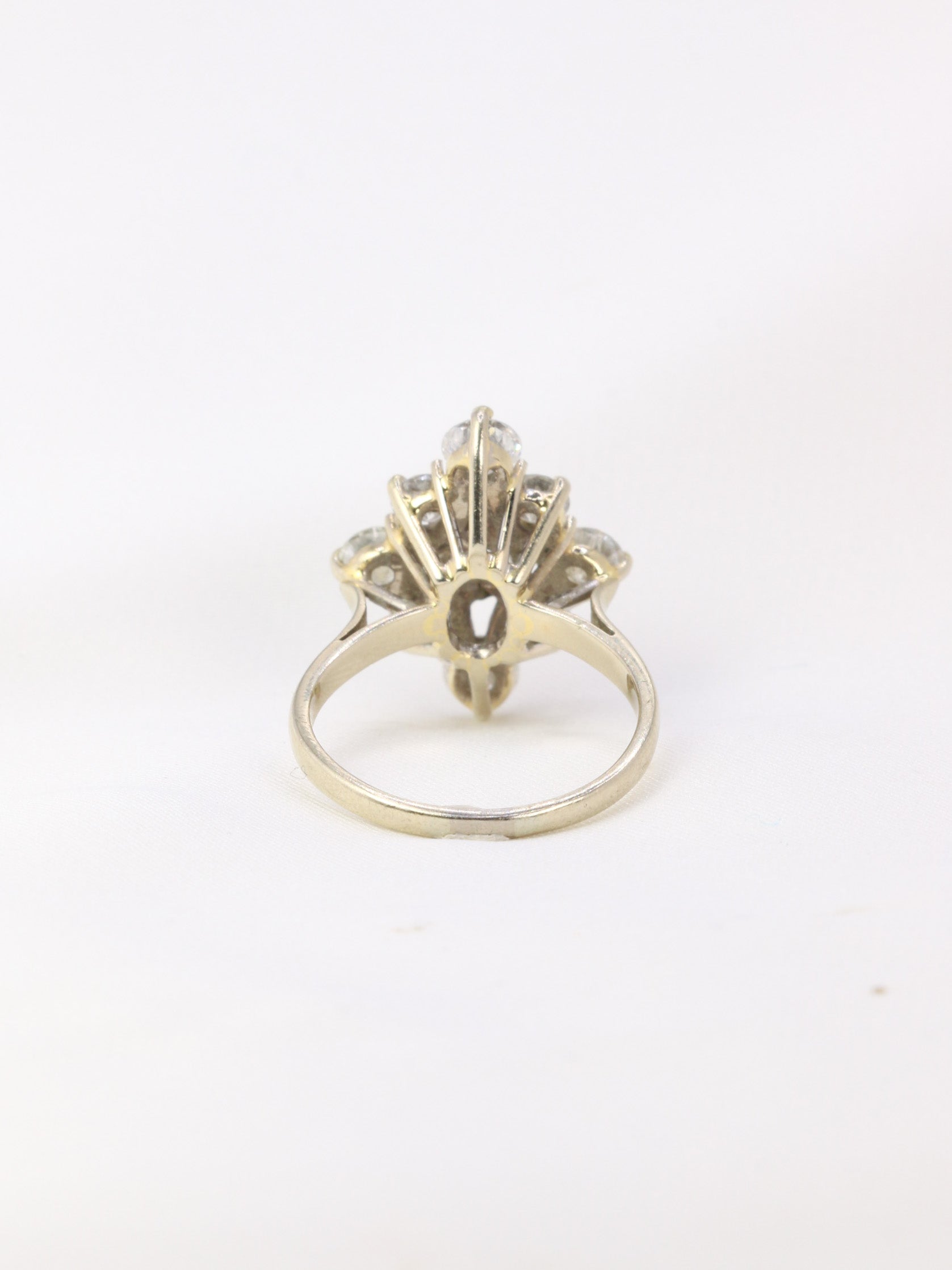 Bague vintage marquise en or blanc et diamants