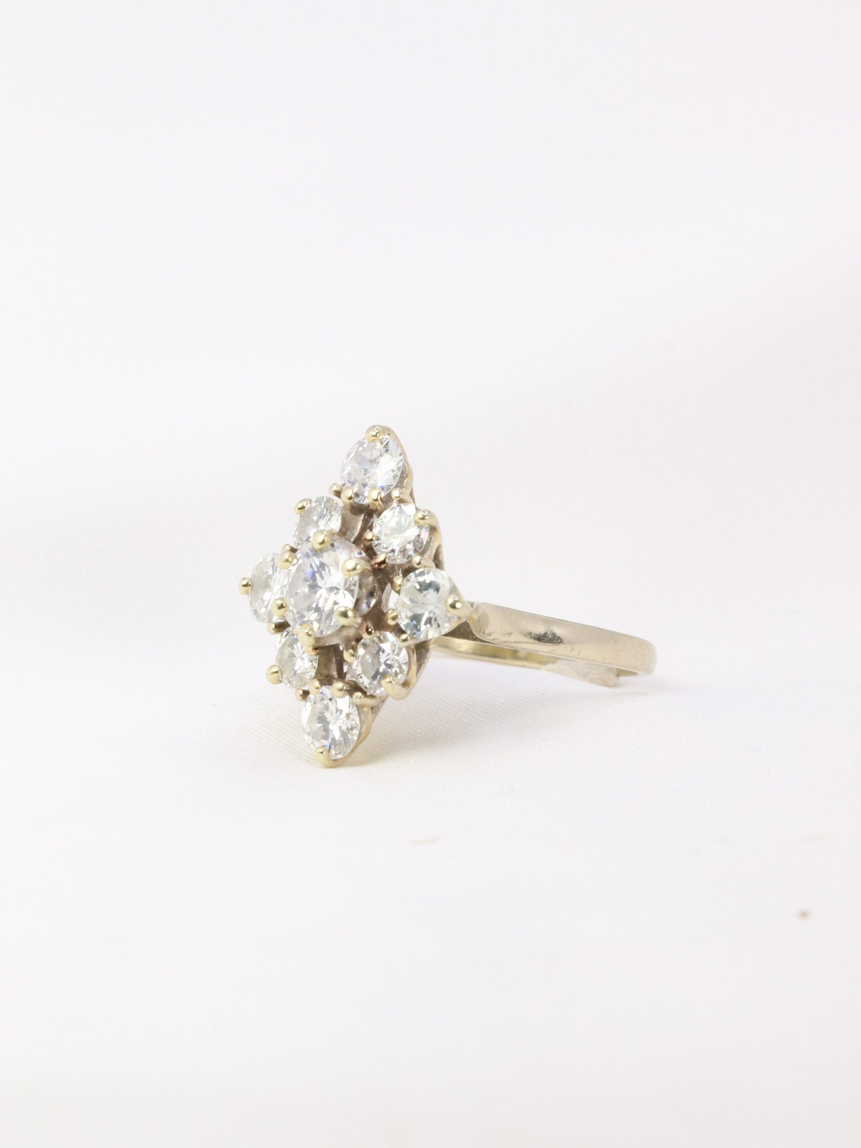 Bague vintage marquise en or blanc et diamants