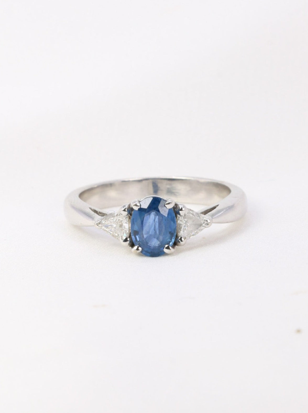 Bague trilogie en or, saphir ovale et diamants troïdia
