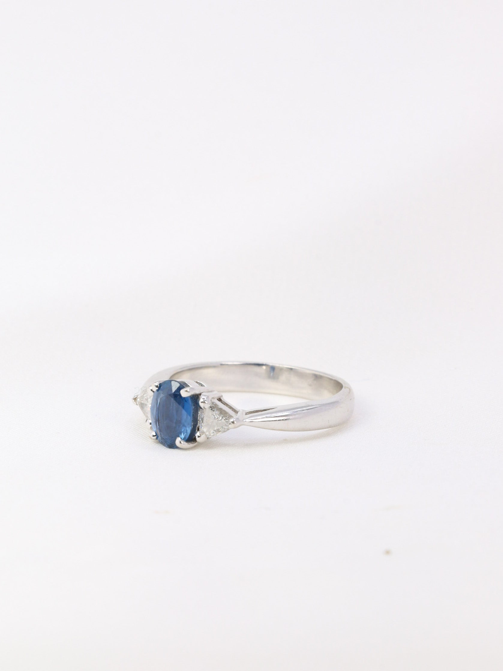Bague trilogie en or, saphir ovale et diamants troïdia