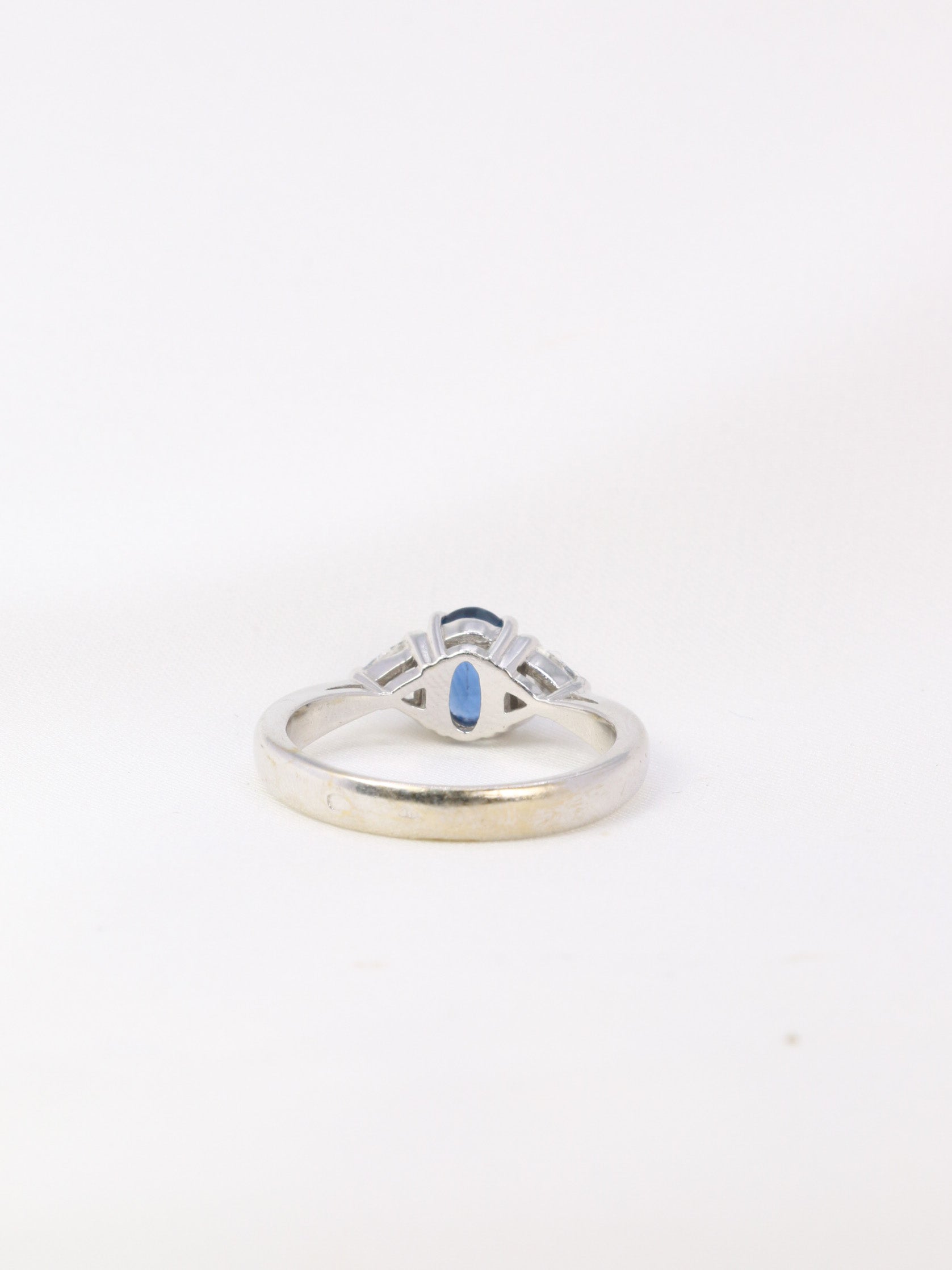 Bague trilogie en or, saphir ovale et diamants troïdia