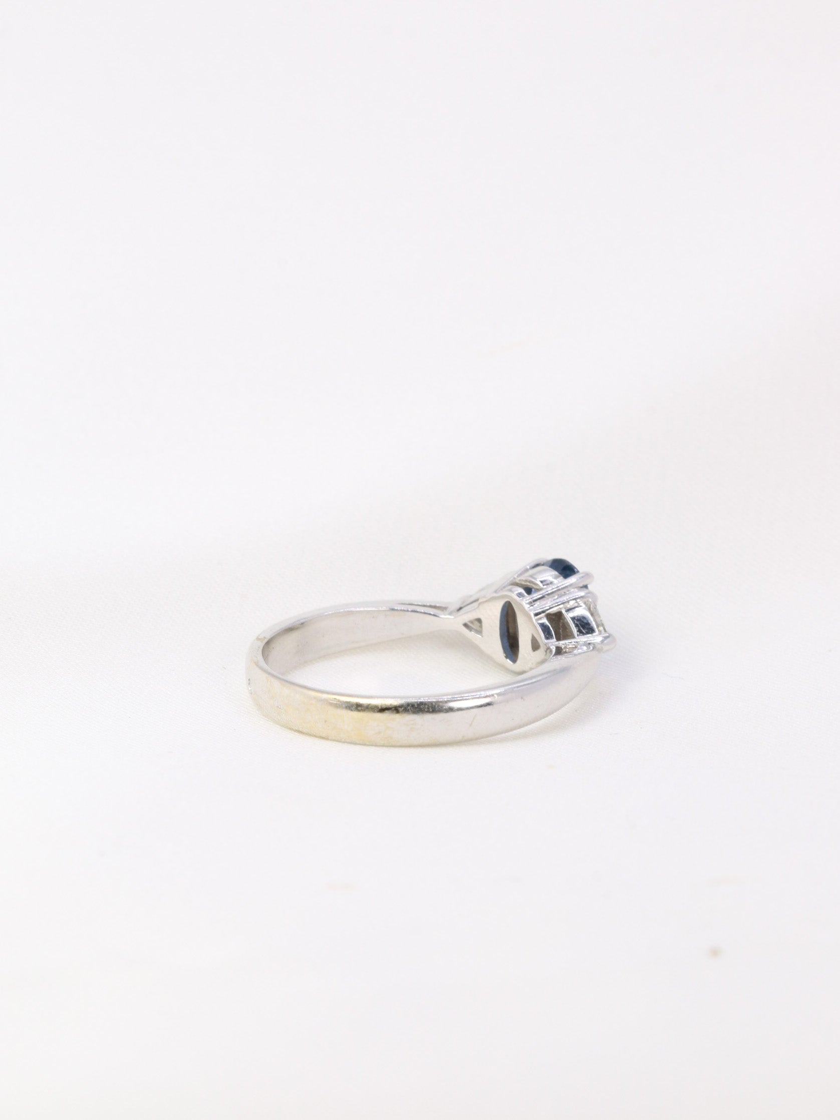 Bague trilogie en or, saphir ovale et diamants troïdia