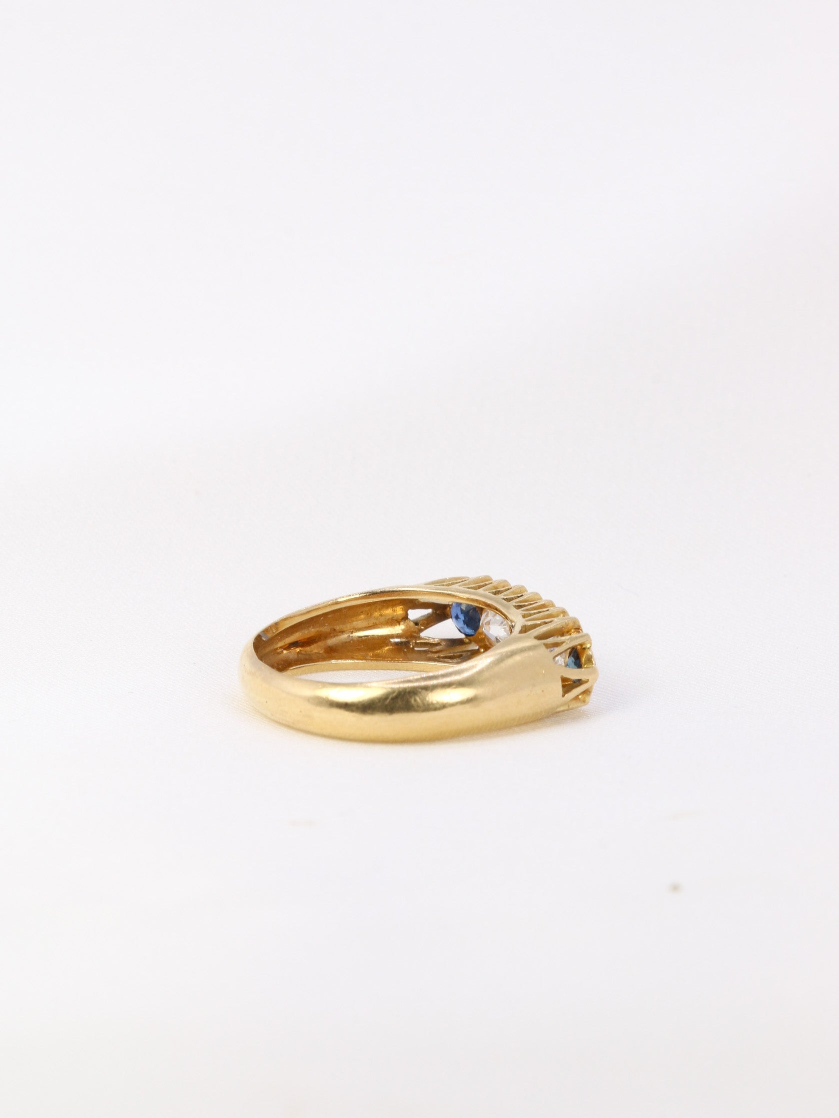 Bague jarretière or jaune saphirs diamants taille ancienne