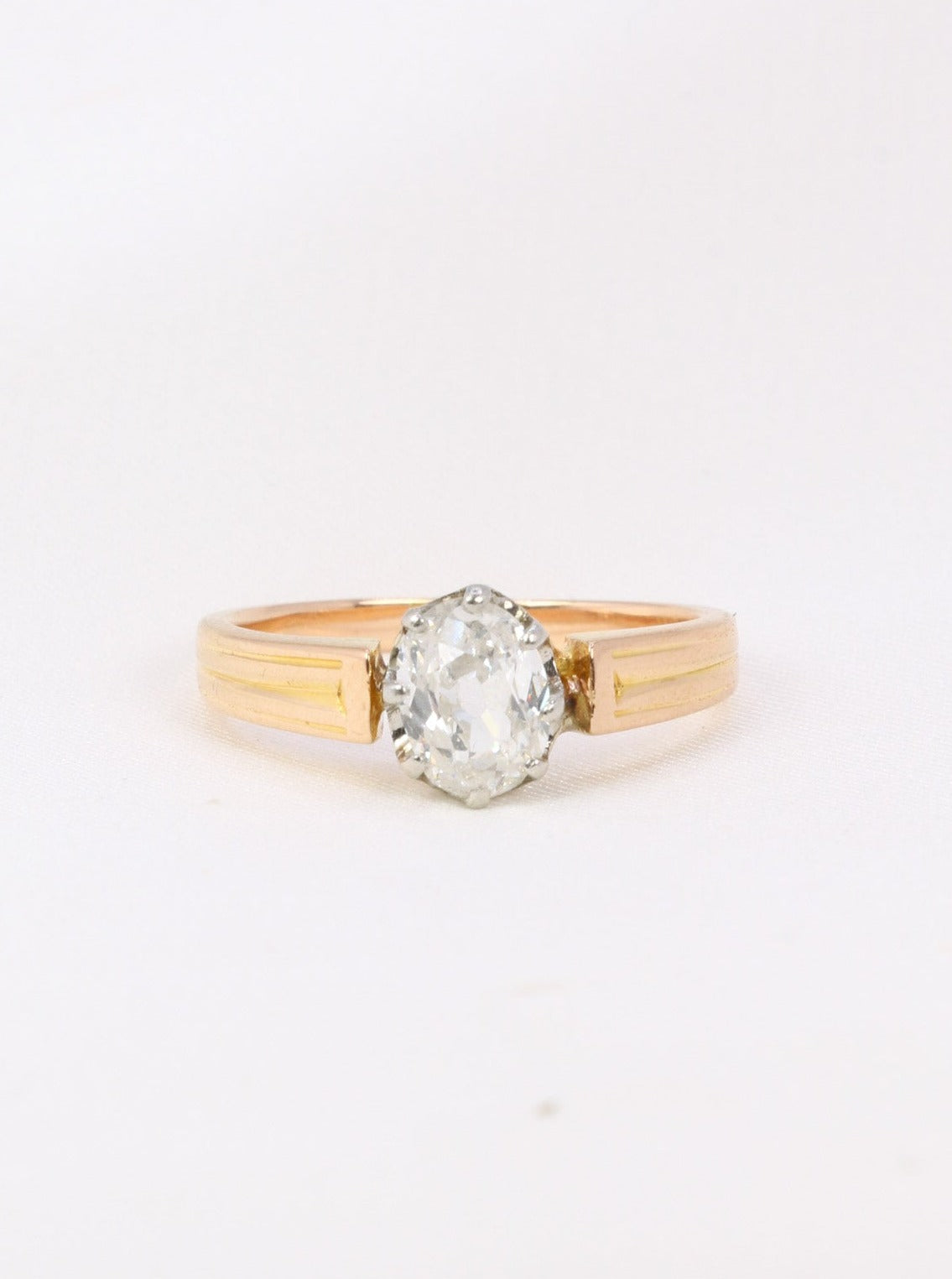 Bague solitaire vintage en or et diamant ovale taille ancienne