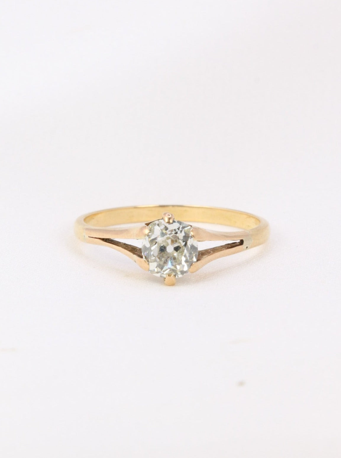 Bague solitaire vintage en or rose et diamant coussin taille ancienne