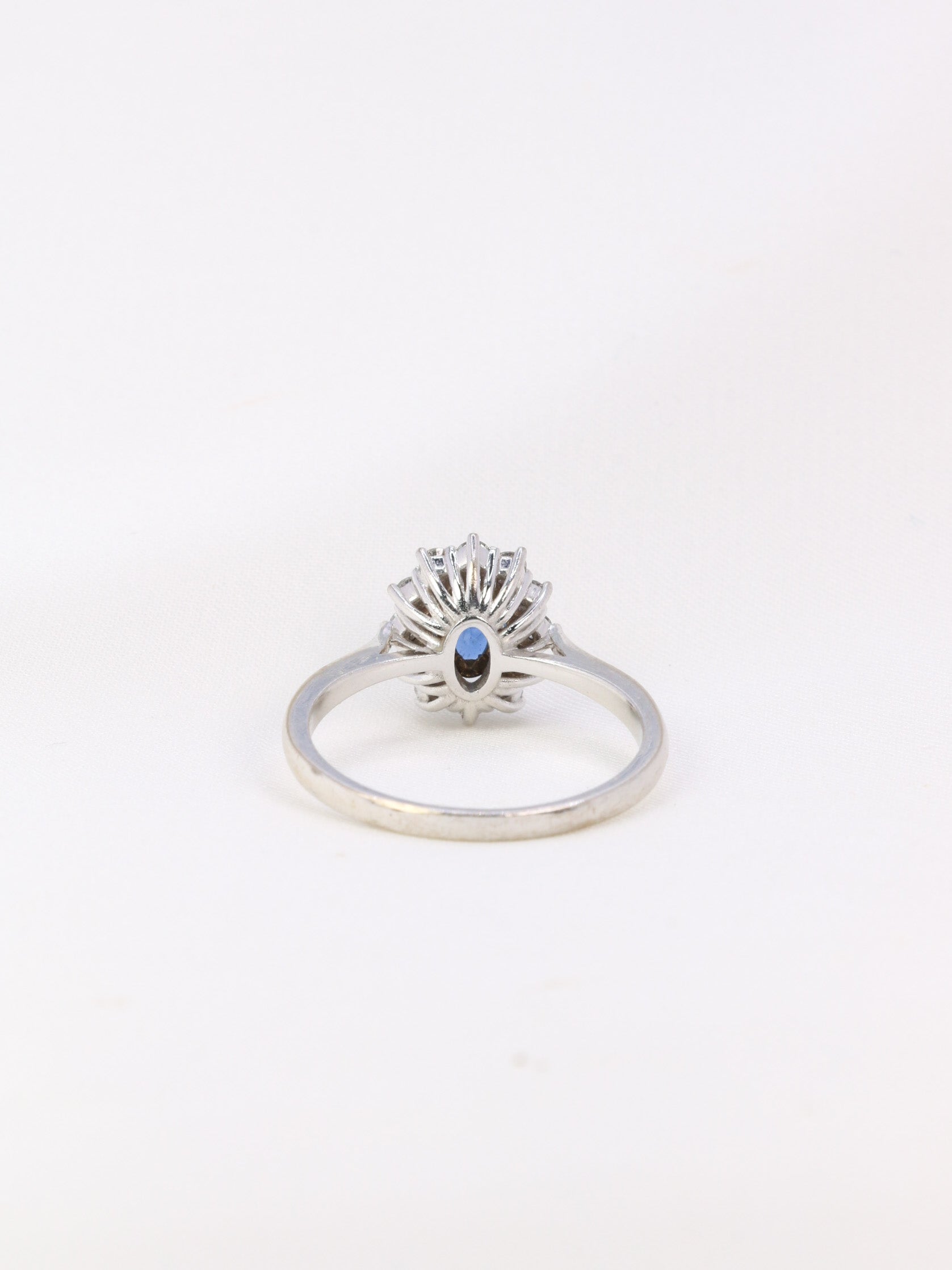 Bague marguerite vintage en or, saphir ovale et diamants