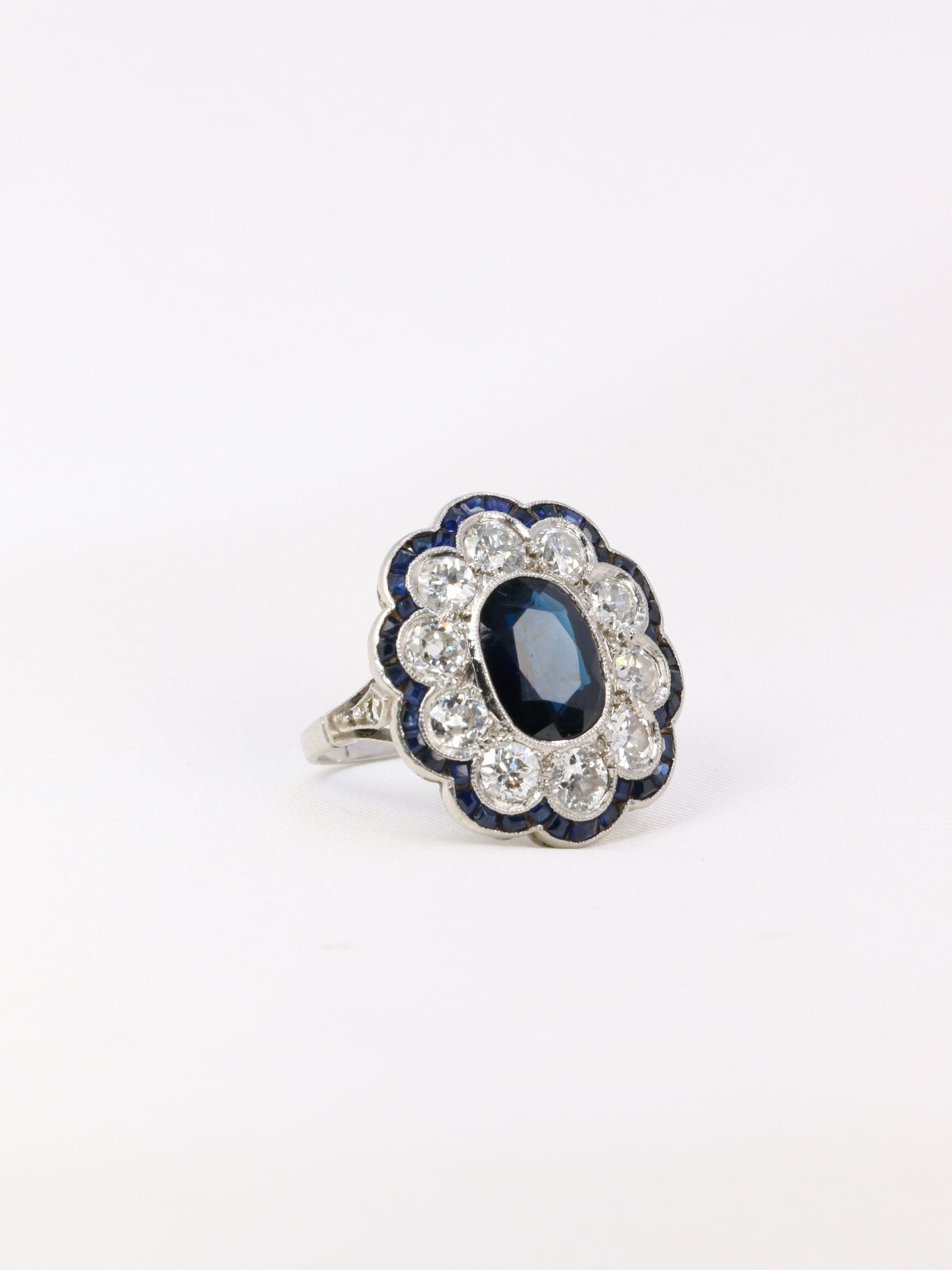 Bague Belle Epoque en platine, saphir et diamants