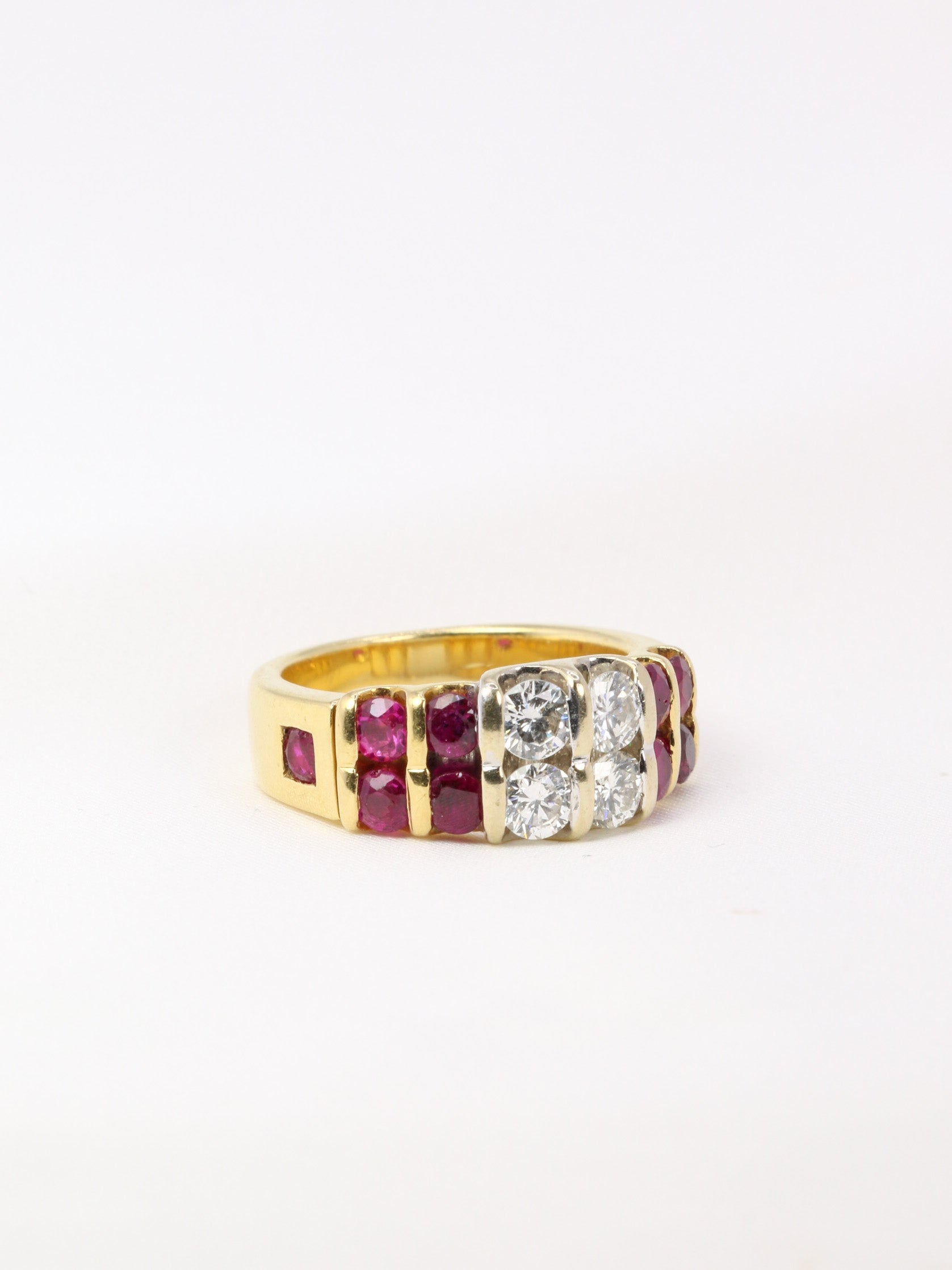 Bague vintage en or, rubis et diamants