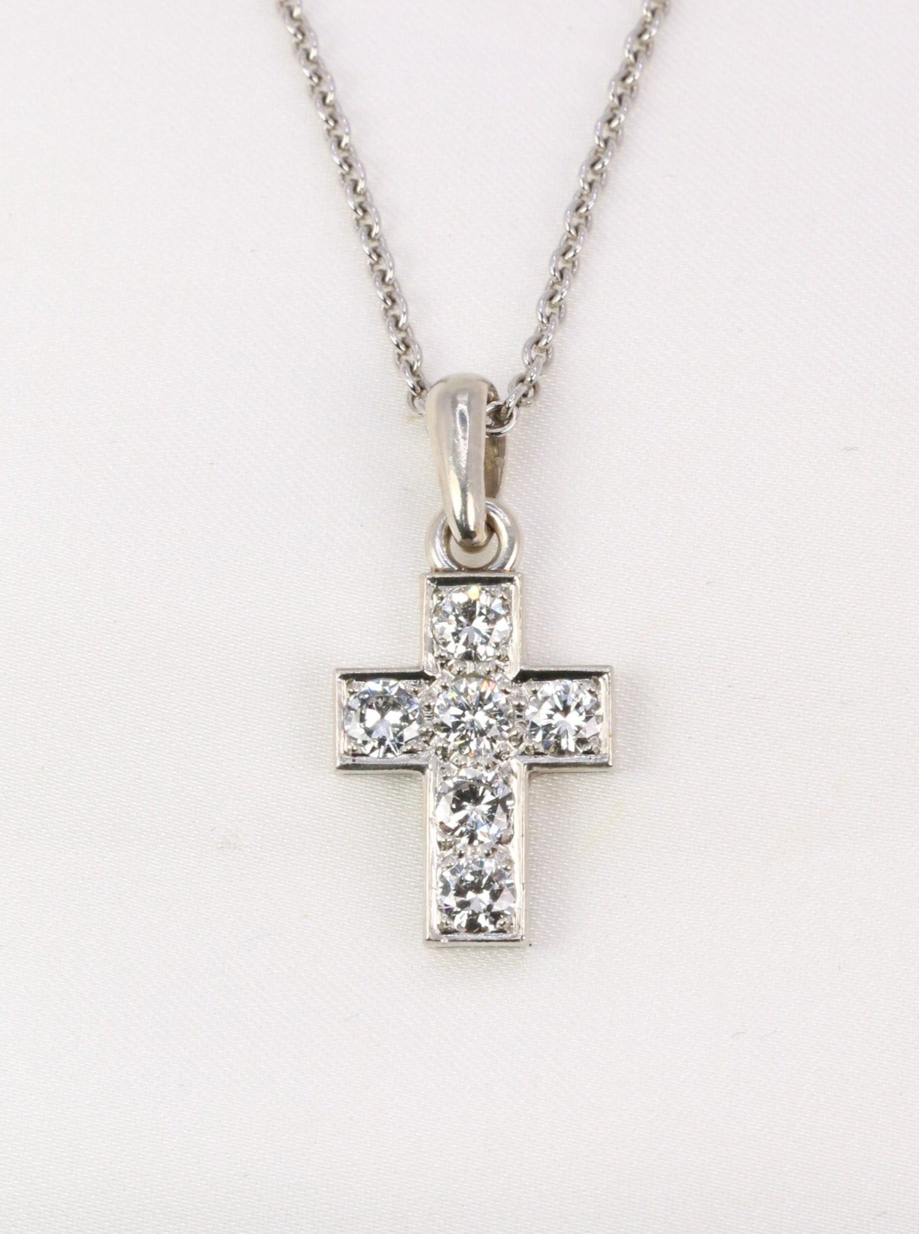 Pendentif croix vintage en or blanc et diamants taille brillant 1 ct