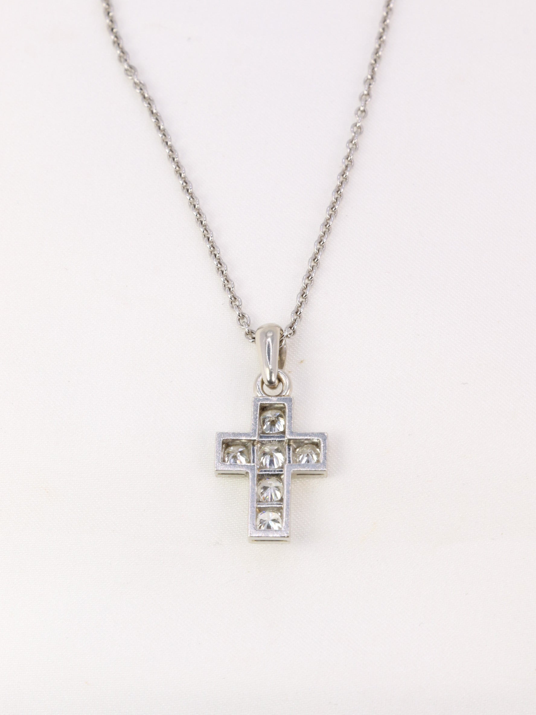 Pendentif croix vintage en or blanc et diamants taille brillant 1 ct