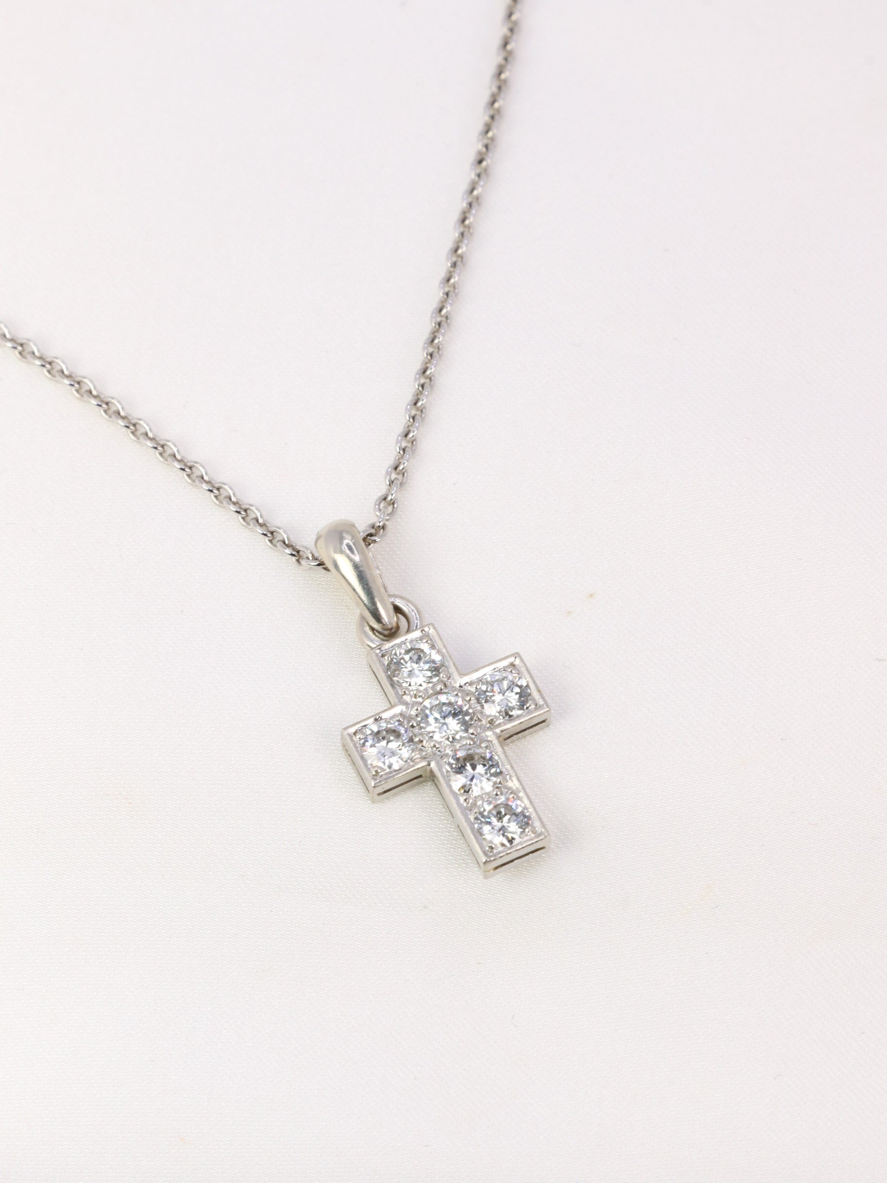 Pendentif croix vintage en or blanc et diamants taille brillant 1 ct