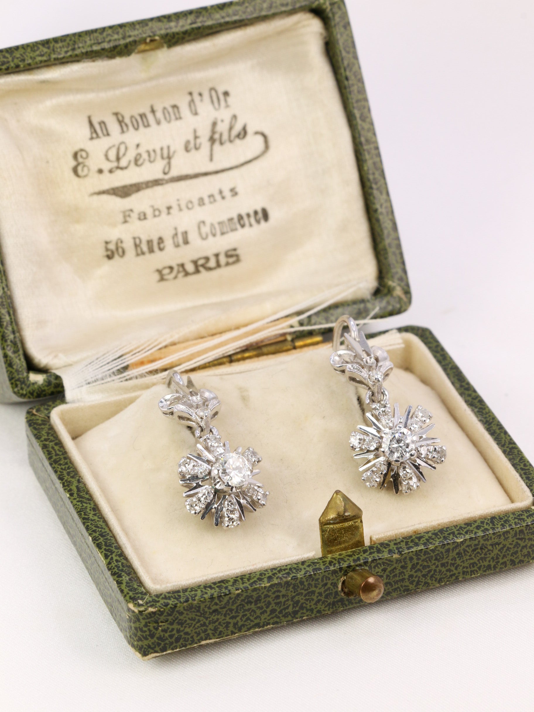 Paire de dormeuses vintage en or et diamants