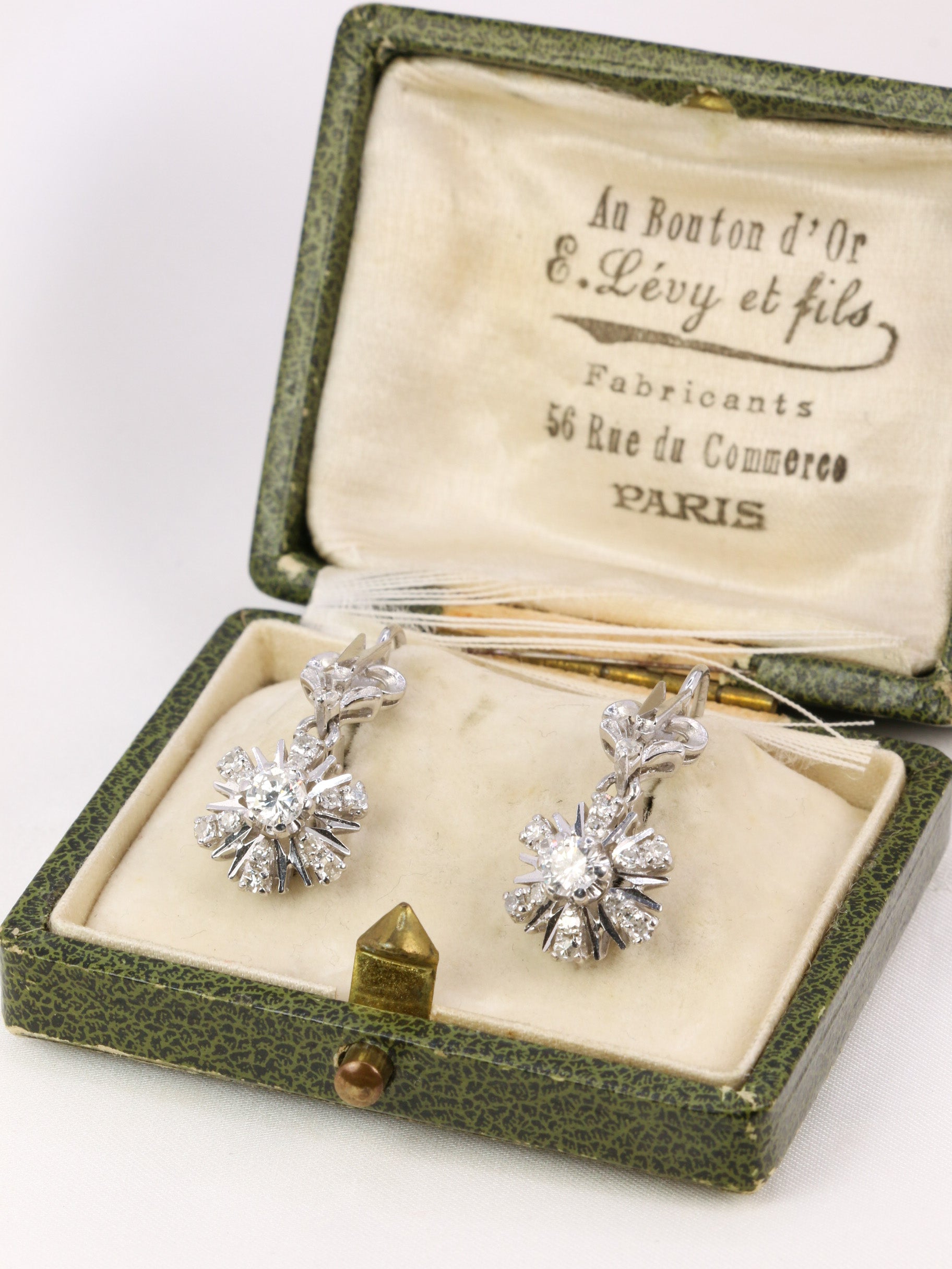 Paire de dormeuses vintage en or et diamants