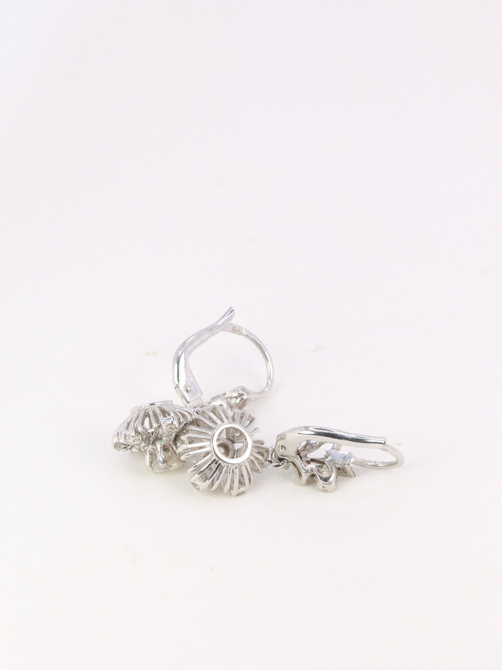 Paire de dormeuses vintage en or et diamants