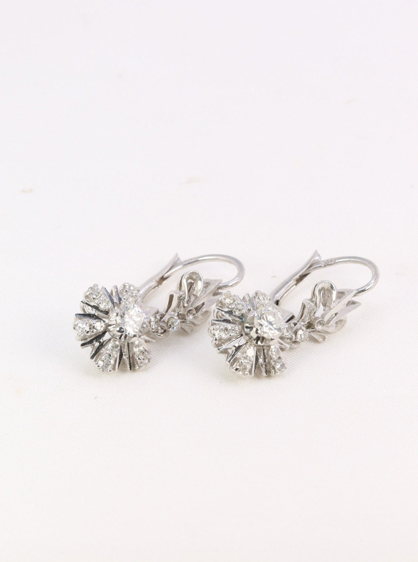 Paire de dormeuses vintage en or et diamants