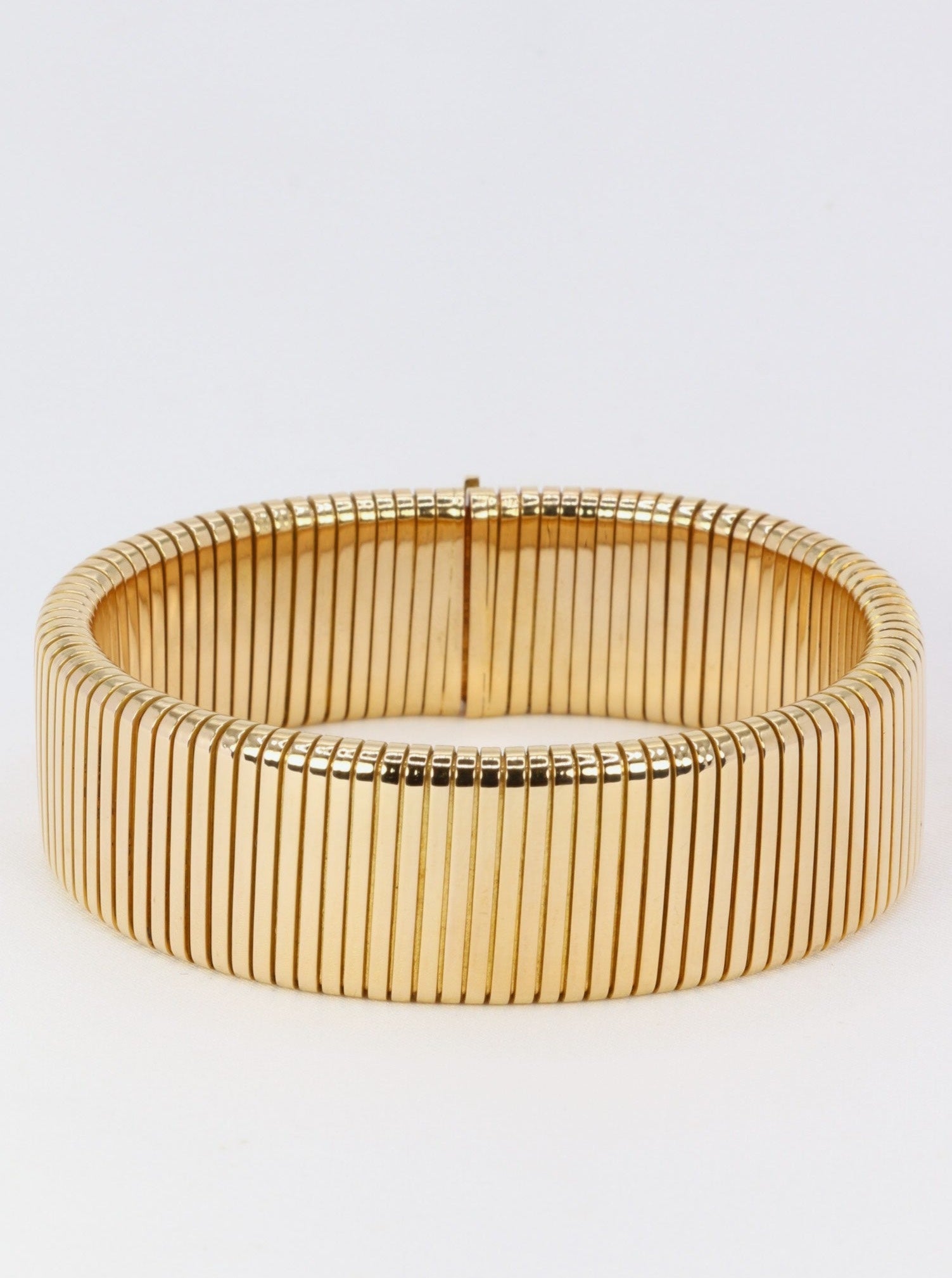 Bracelet Tubogas à maille plate en or jaune 18k (750°/°°). La qualité de fabrication de ce bracelet est exceptionnelle, il est souple sans être fragile et est en parfait état. Travail français des années 1970. Présence du poinçon tête d’aigle pour l’or 18 carats.