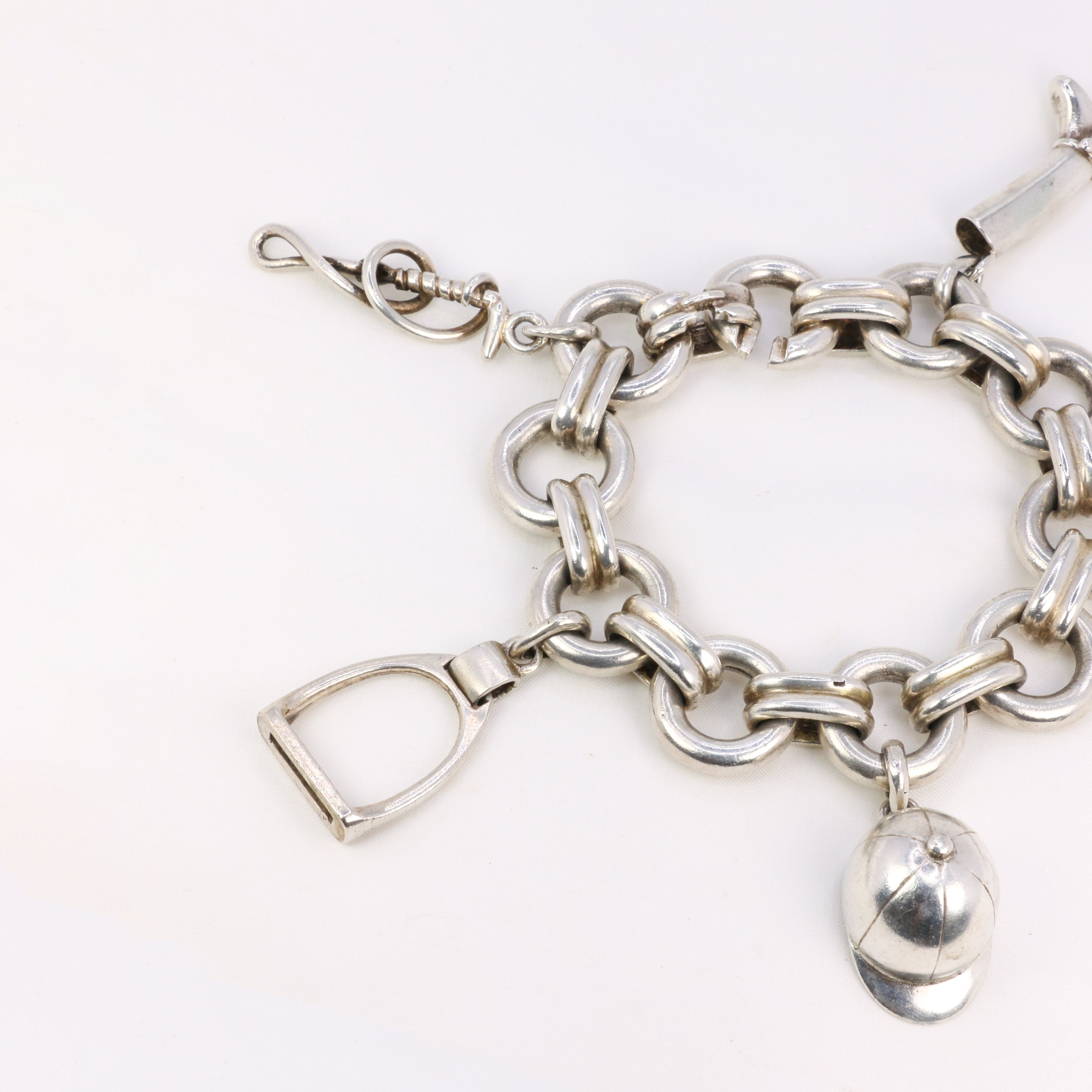Gaétan de Percin (attribué à HERMES) Bracelet en argent et breloques thème hippique