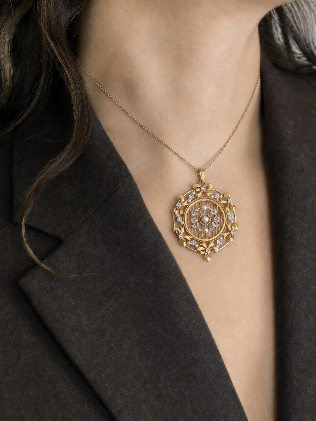 Pendentif rond Belle Epoque or jaune perles diamants
