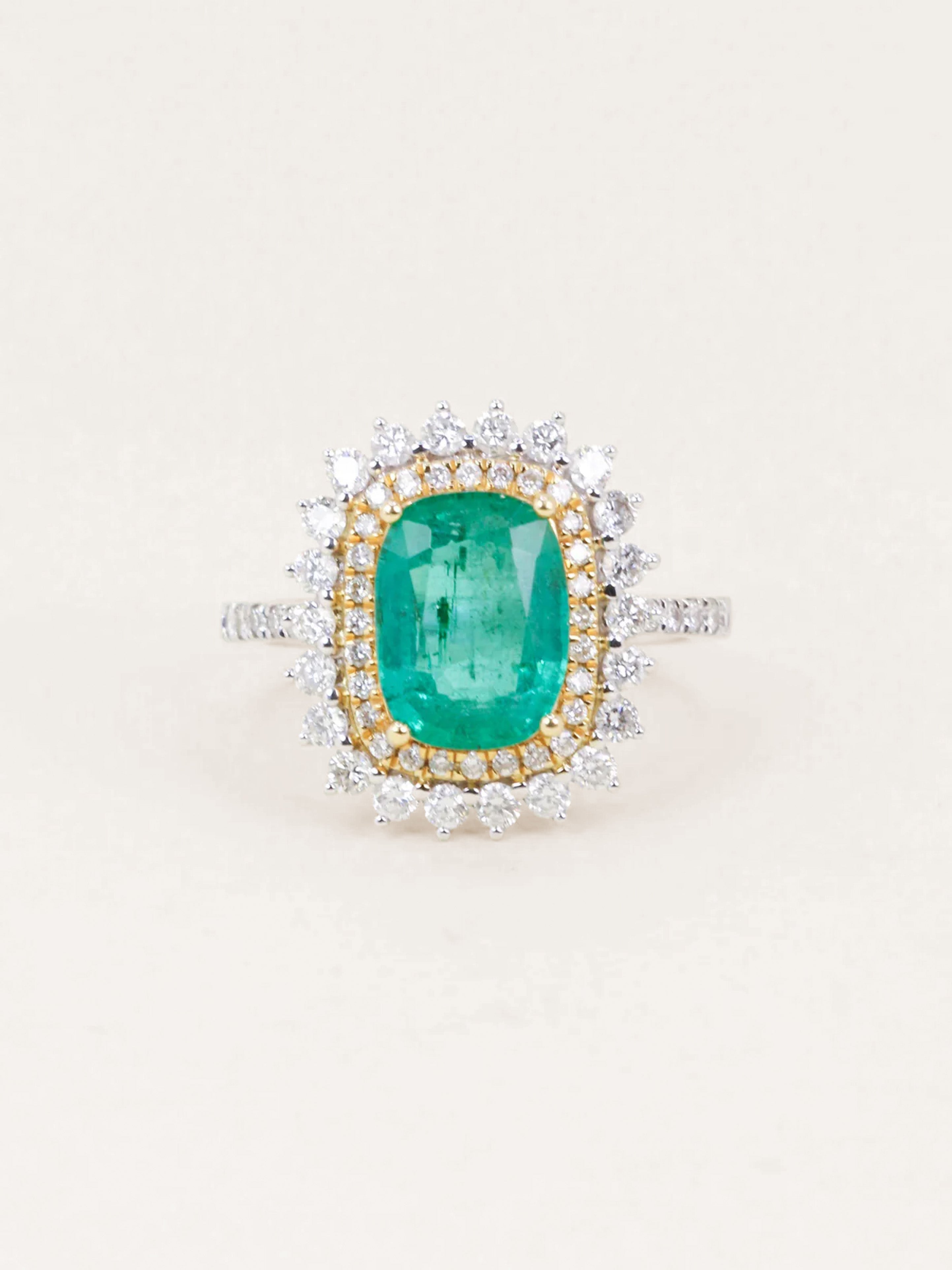 Bague or blanc émeraude 2,17 carats entourage diamants