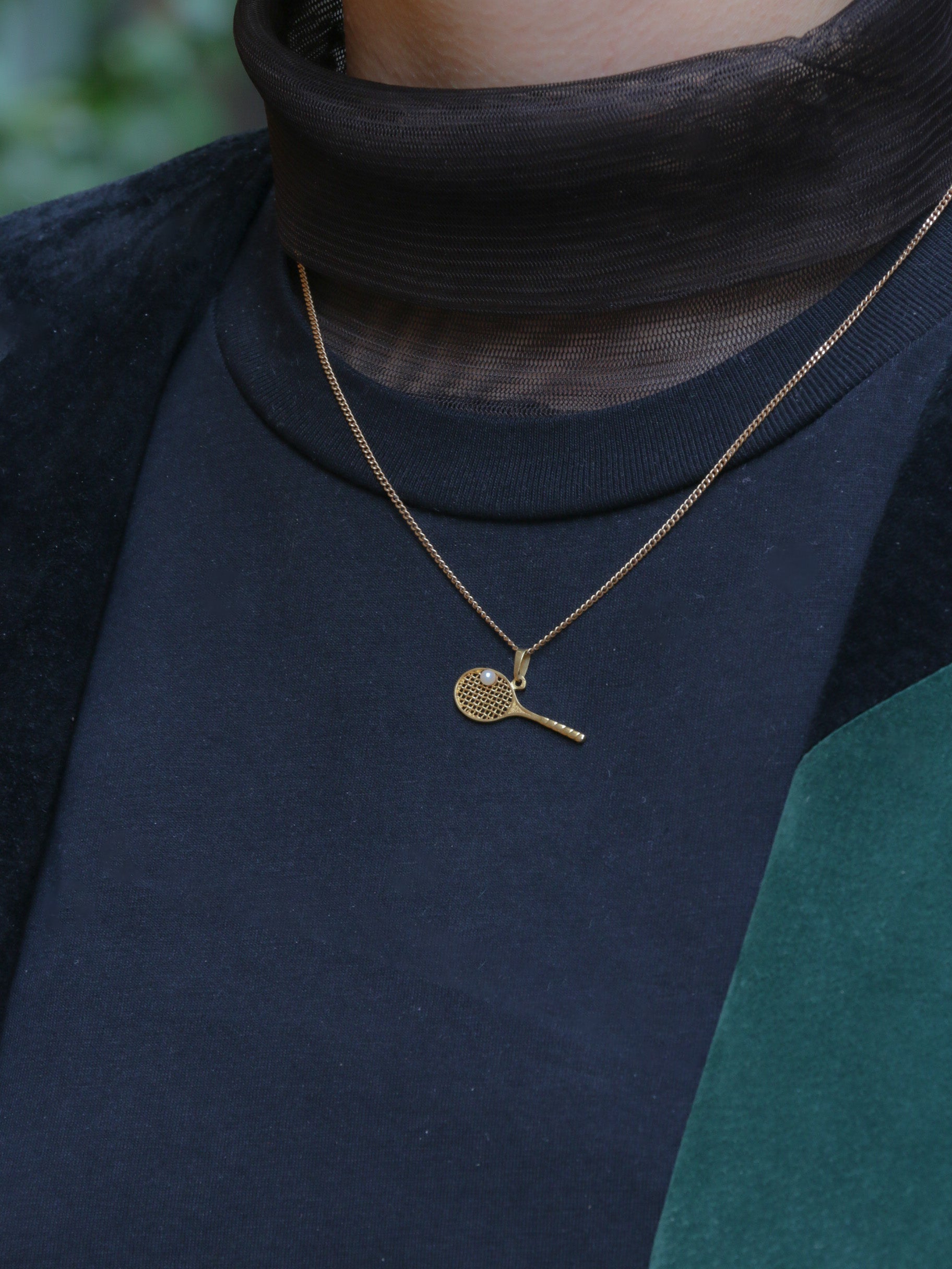 Vintage tennis racket pendant in yellow gold and pearl
