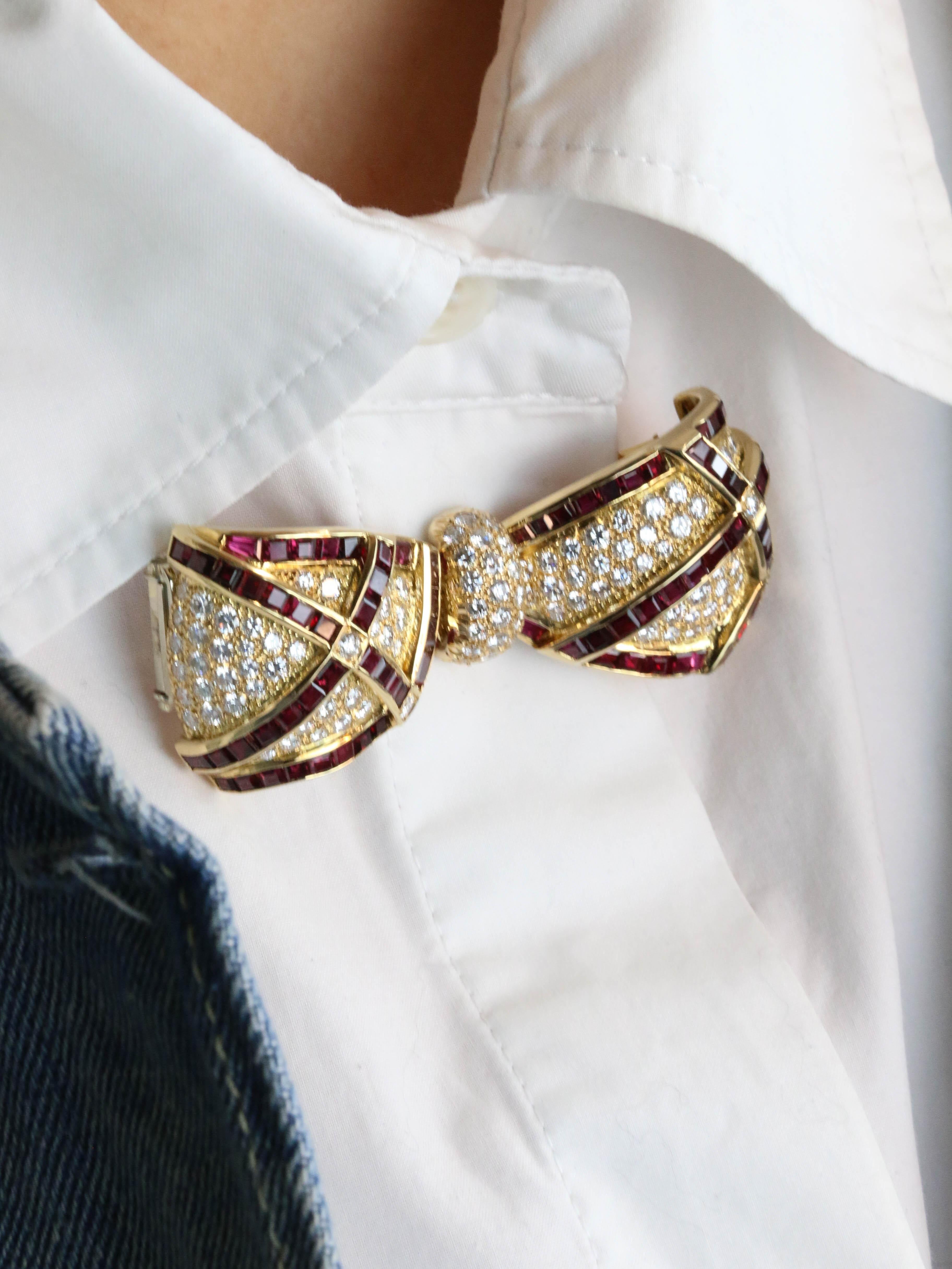 Broche noeud or jaune rubis diamants