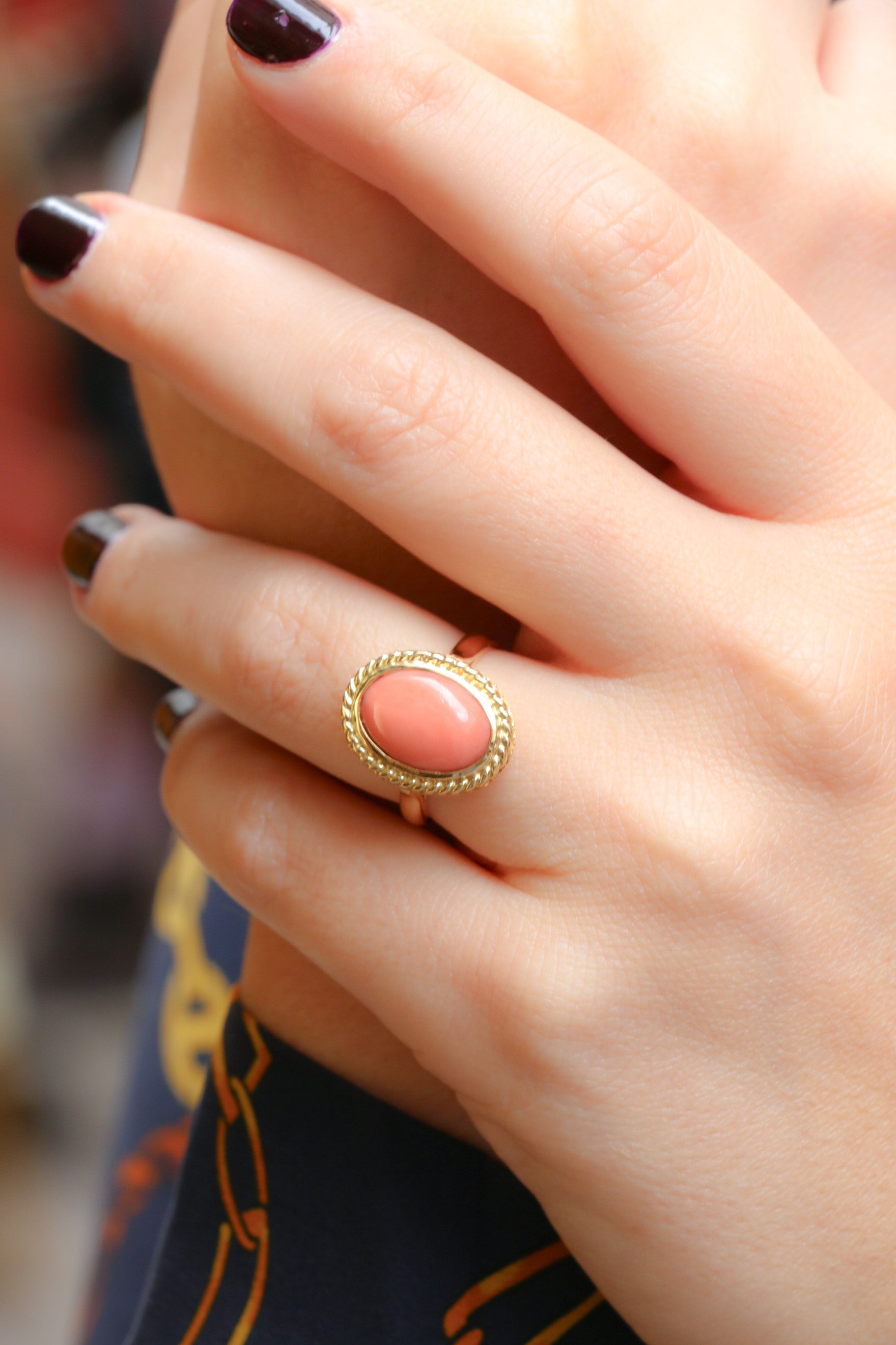 Bague vintage en or jaune et cabochon de corail peau d’ange