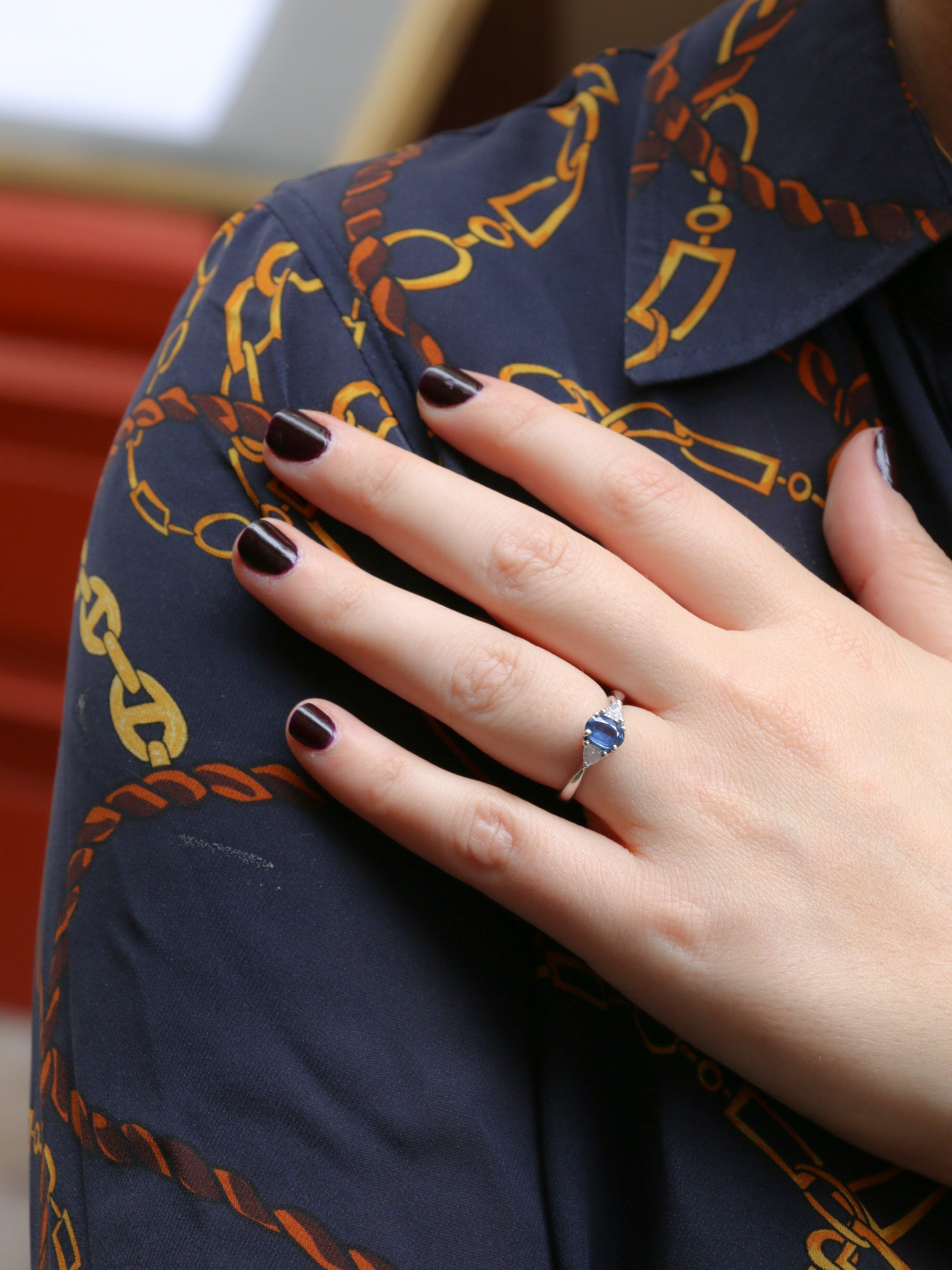 Bague trilogie en or, saphir ovale et diamants troïdia