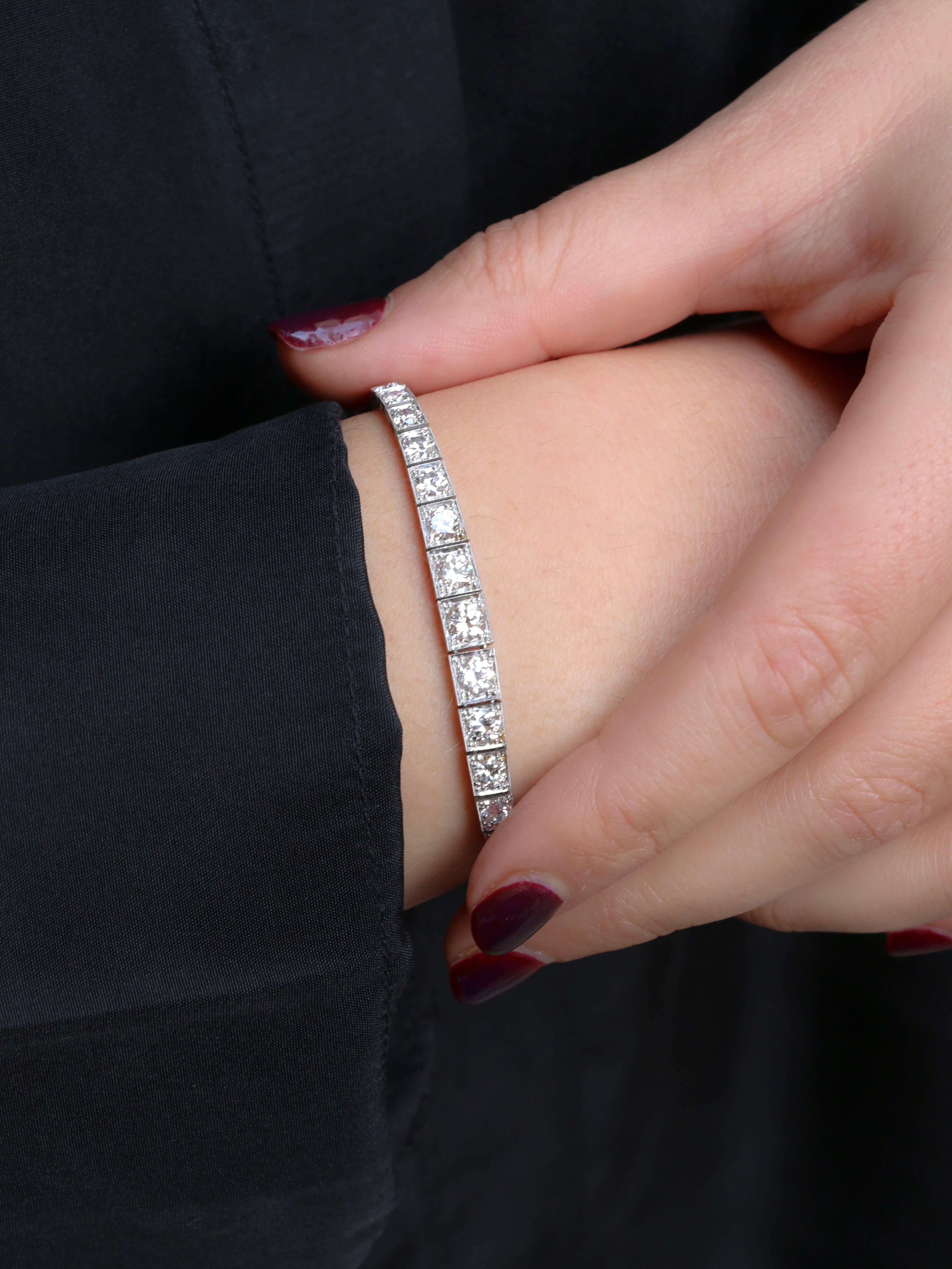 Bracelet vintage or blanc platine diamants 2,5ct
Bracelet en or 18k (750°/°°) et platine composé d'un motif central sertie de diamants en chute de belle qualité dont le plus important pèse 0,25 ct et pour un poids total d'environ 2,5ct.
Longueur : 16,5 cm
Poids brut : 12,30 grammes