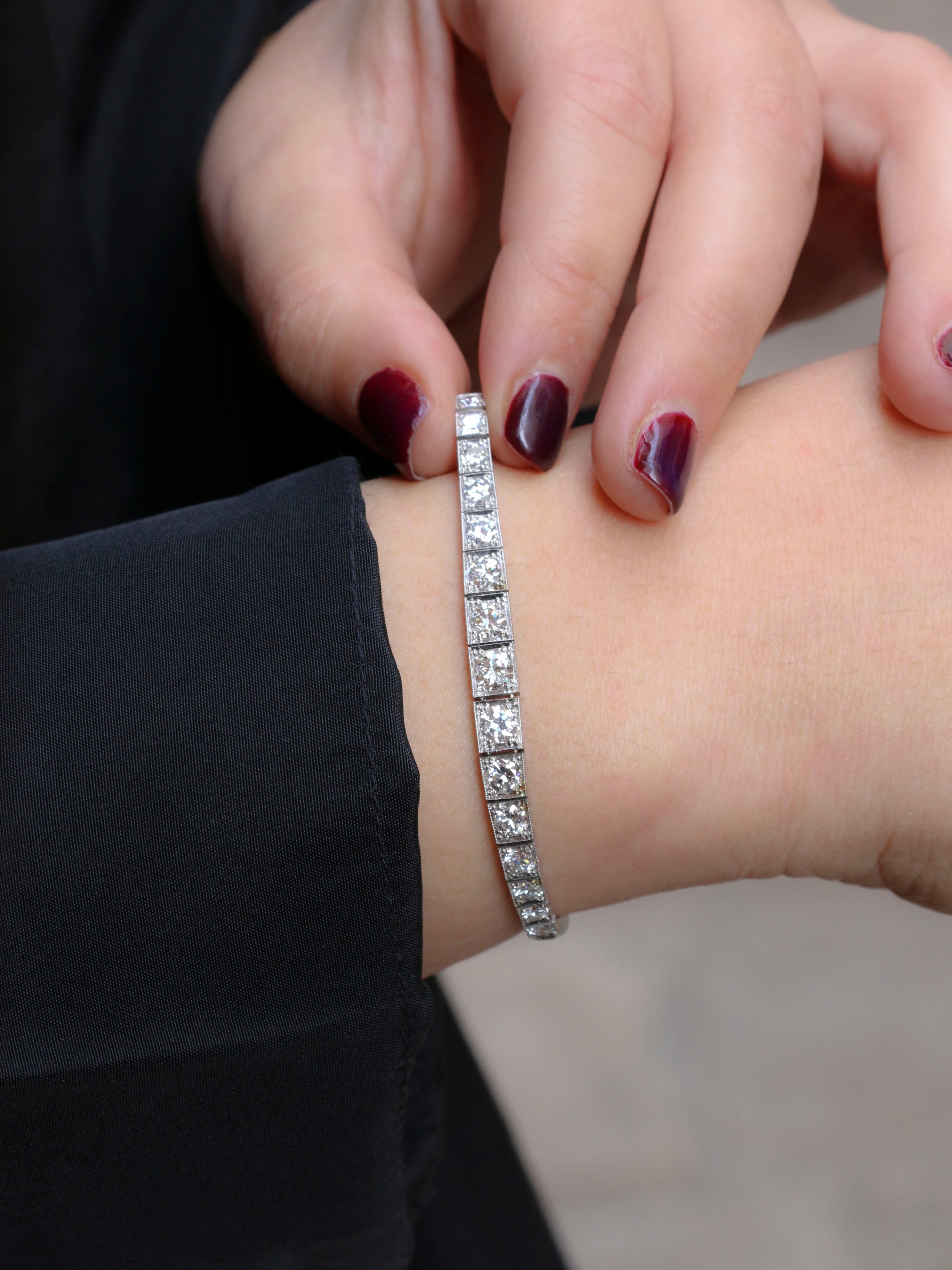 Bracelet vintage or blanc platine diamants 2,5ct
Bracelet en or 18k (750°/°°) et platine composé d'un motif central sertie de diamants en chute de belle qualité dont le plus important pèse 0,25 ct et pour un poids total d'environ 2,5ct.
Longueur : 16,5 cm
Poids brut : 12,30 grammes