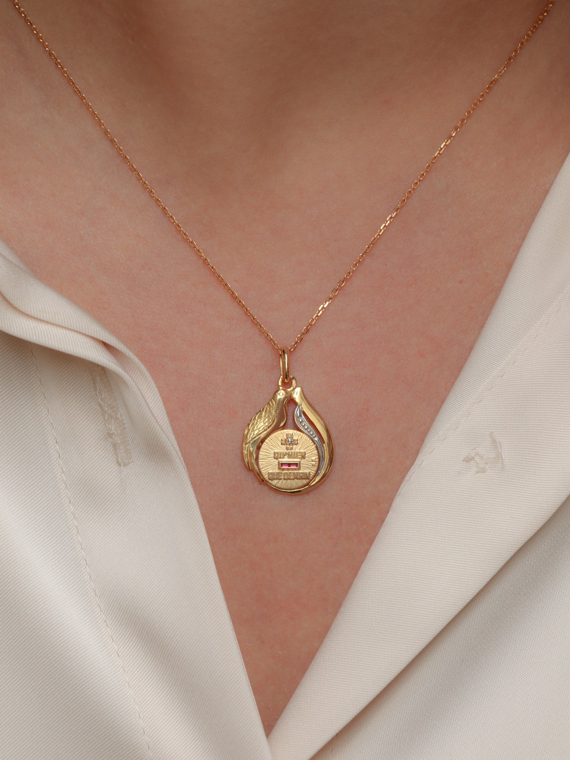 Médaille Augis Colombe en or, diamant et rubis, Plus qu’hier moins que demain - ca 1980