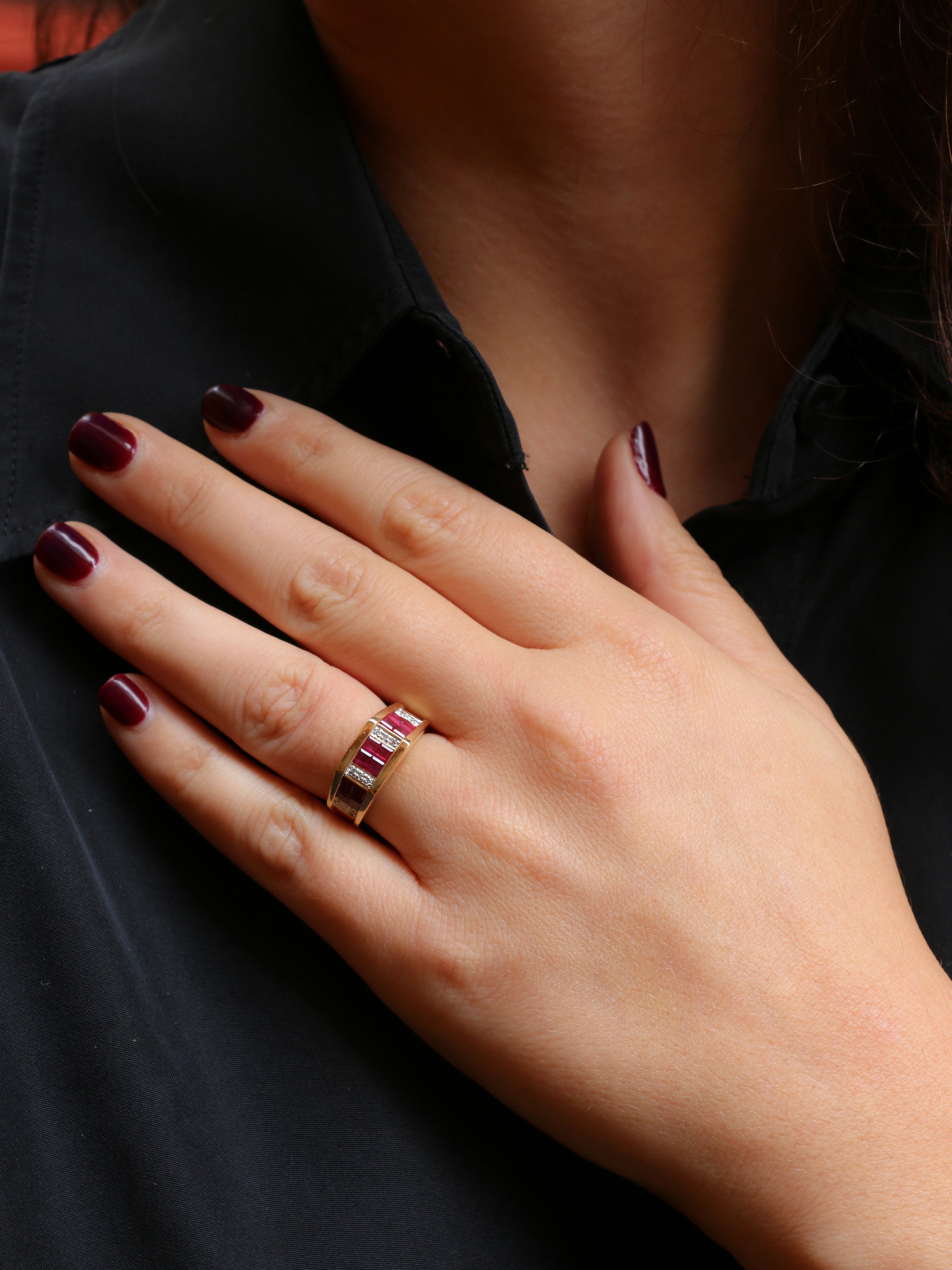 Bague géométrique or jaune rubis diamants