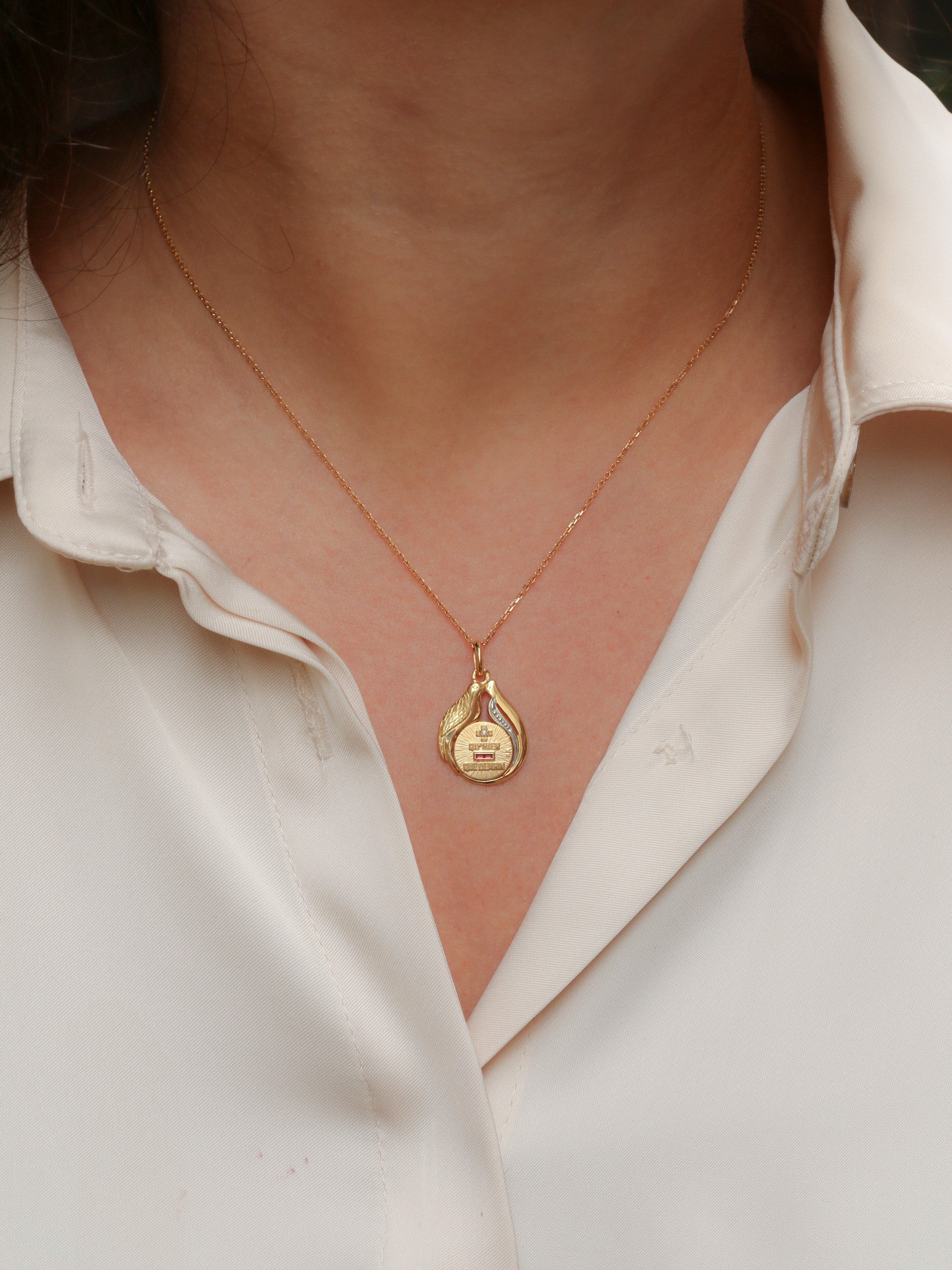 Médaille Augis Colombe en or, diamant et rubis, Plus qu’hier moins que demain - ca 1980